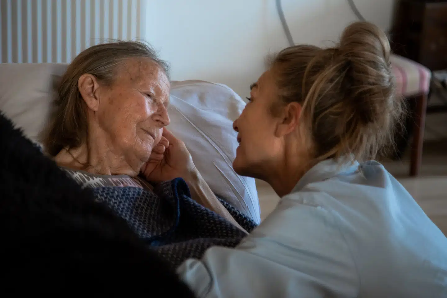 Sygeplejerske Lotte Nørreslet tager sig af 86-årige Grethe, der døde i foråret 2021.