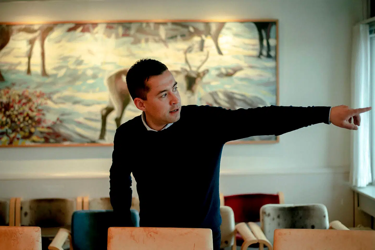 Den grønlandske landsstyreformand, Mute B. Egede, har udsendt en offentlig irettesættelse af Pele Broberg. Men Egedes eget parti kræver yderligere skridt.