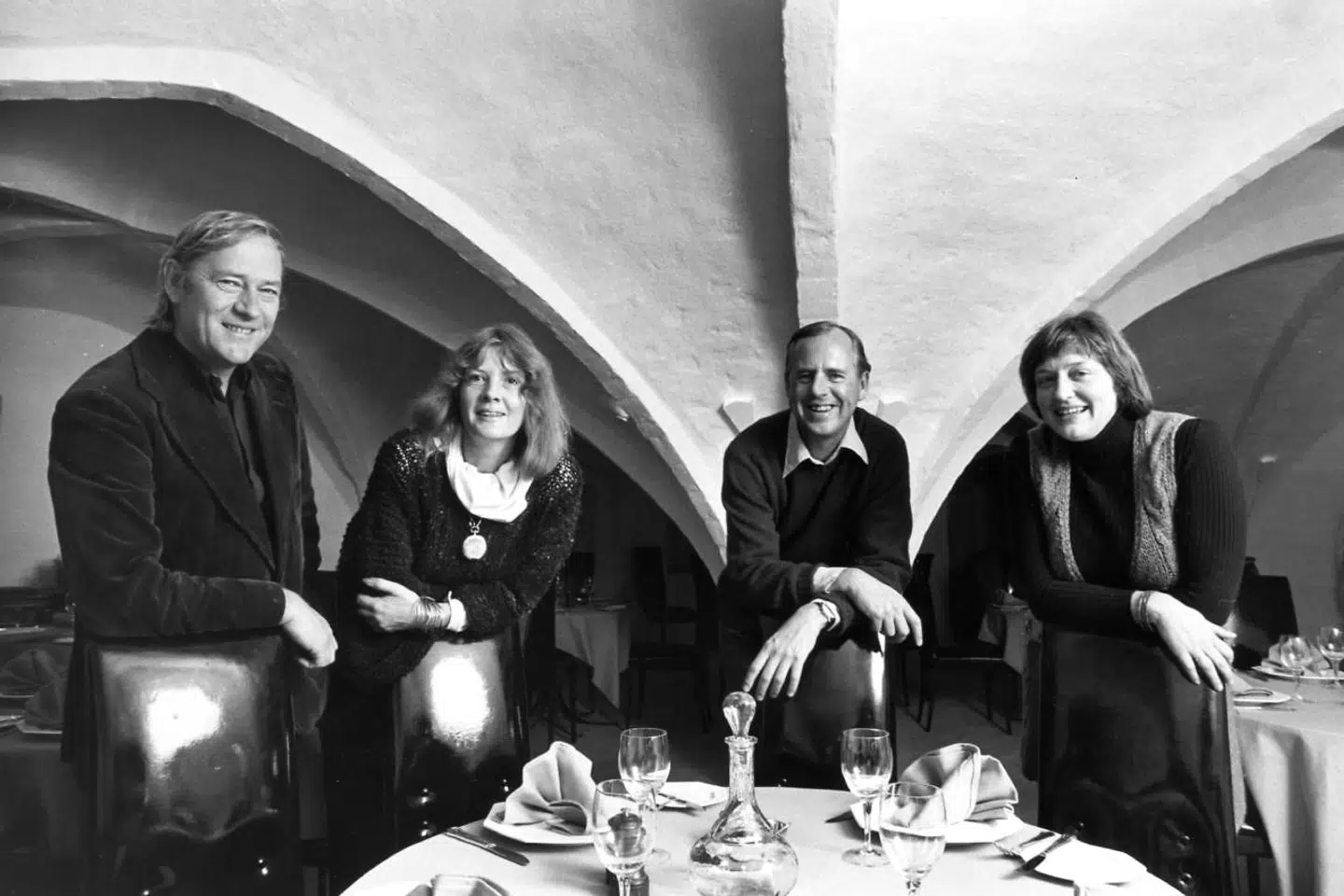 Sven Grønlykke (tv.) åbnede i 1976 Kong Hans Kælder i Vingårdsstræde i København sammen med sin kone, Lene Grønlykke, og ægteparret Klaus og Inge Rifbjerg. Nu er restauranten ejet af Familien Skouboe, der blev milliardærer, da de solgte LM Glasfiber.