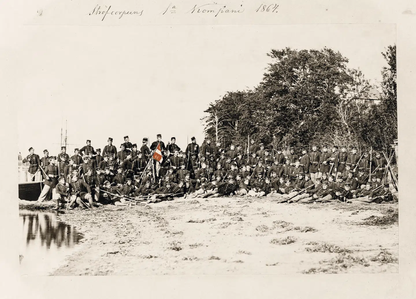 Selv om den svenske kong Karl 15. havde lovet at sende 20.000 soldater for at hjælpe Danmark i 1864, kom de aldrig. Men mange frivillige meldte sig fra både Sverige og Norge for at hjælpe. Her ses et korps under kommando af kaptajn Christian Aarøe. I korpset var mange svenske og norske frivillige. Kaptajnen var iøvrigt en ivrig skandinavist, der hadede kong Christian 9. Illustration fra bogen.