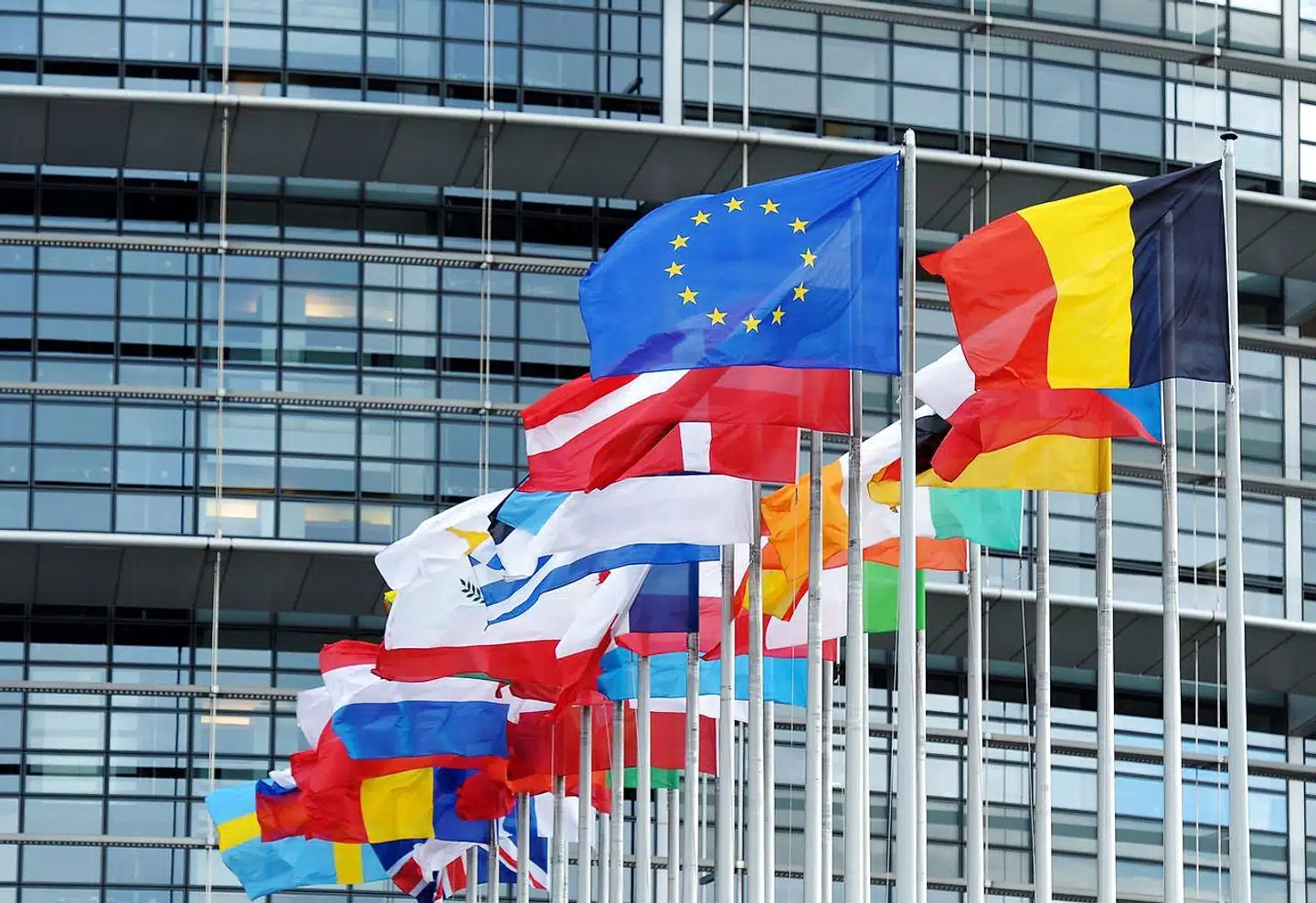 De er omkring 15 millioner ledige i EU-landene i alt og de kan bare hentes til Danmark for at skaffe mere arbejdskraft, mener fagbevægelsen. Men det er lidt en misforståelse, fremhæver Dansk Industri. For langt i langt overvejende grad personer i beskæftigelse, som vi henter til Danmark.