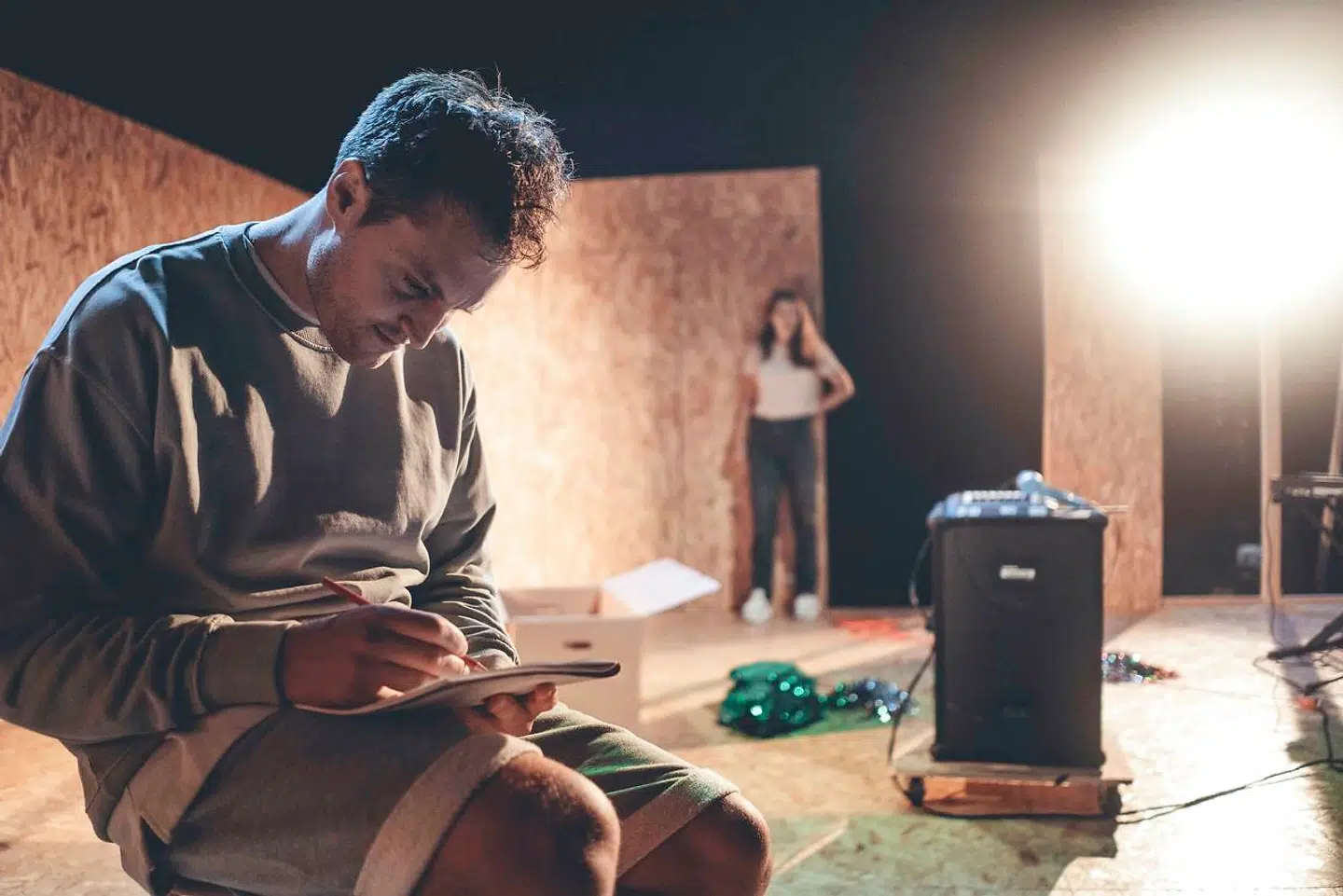 Asta skriver, August skriver. Han forstår noget om hende, ingen andre har opdaget – måske ikke engang hun selv. Matias Skov Rahbæk som August og Anna Bruus Christensen som Asta.