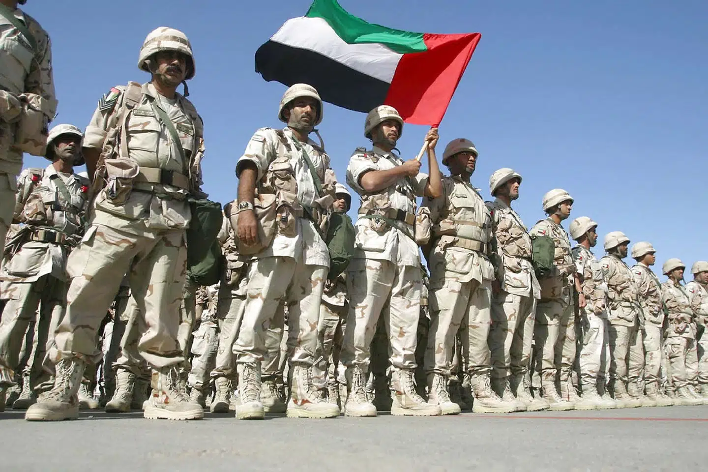 Soldater fra Emiraternes forsvar med deres flag.