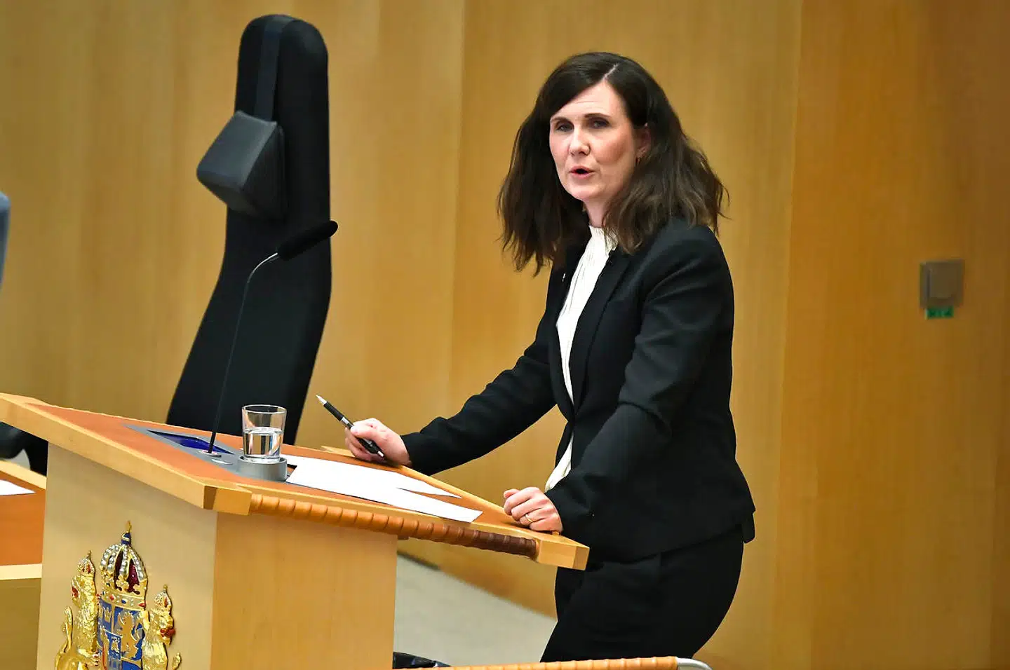 Miljöpartiets Märta Stenevi påkaldte sig flere kollegers vrede, da hun forsøgte at negligere problemet med bander og kriminelle klaner i Sverige under en debat i Riksdagen. »Jeg hører også til en klan,« forsøgte hun at sige, men det accepterede hverken kolleger eller eksperter, der advarer om, at politikerne ikke må nedtone problemet, som er så stort ude i landets forstæder.