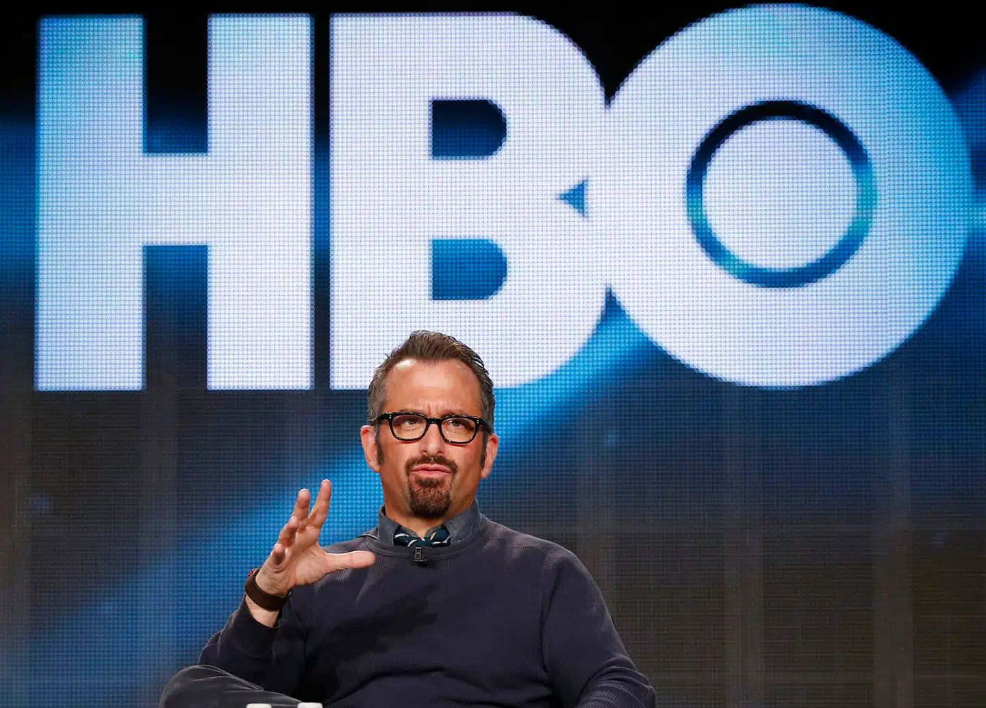 Den amerikanske instruktør Andrew Jarecki, der både står bag serien »The Jinx: The Life and Deaths of Robert Durst« og filmen »All Good Things« med Ryan Gosling og Kirsten Dunst i hovedrollerne. Serien blev nomineret til seks Emmy Awards og vandt to.