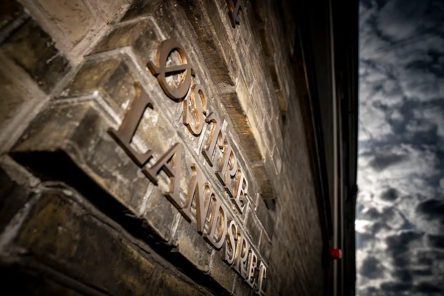 Da to mænd blev dømt for grov vold og fik deres tredje advarsel om udvisning, forelagde Nordsjællands Politi ikke sagen for Statsadvokaten i København med henblik på at anke sagen til landsretten – men det skulle være sket, mener Statsadvokaten i København og Rigsadvokaten.