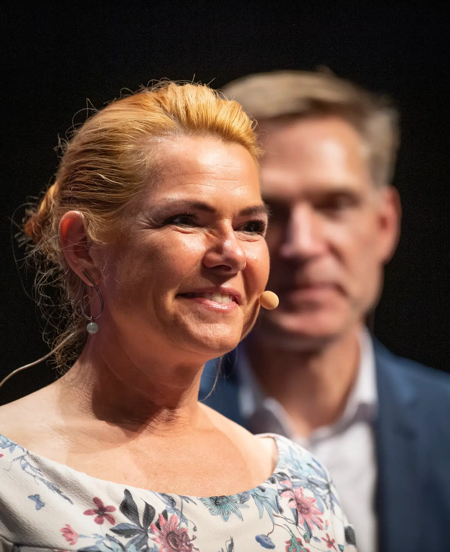 Kristian Thulesen Dahl havde inviteret Inger Støjberg til årsmøde i Herning. Han håber, at hun melder sig under partiets faner efter at have overstået sin rigsretssag. Støjberg blev modtaget med stående klapsalver.