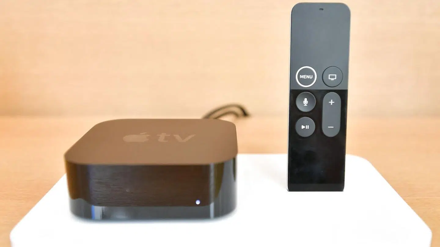 Apple TV er en tv-boks, som kobles på internetforbindelsen i den ene ende og til fladskærmen i den anden. Tv-boksene forsøger så at samle klassiske tv-kanaler og streamingtjenester fra giganterne selv og fra andre som f.eks. Netflix, der ikke har eget udstyr men fortsat er verdens største streamingtjeneste. Apple har derudover sin helt egen streamingtjeneste, Apple TV+, som iPhone-giganten skyder et betydeligt milliardbeløb i for at få egenproducerede film og serier.