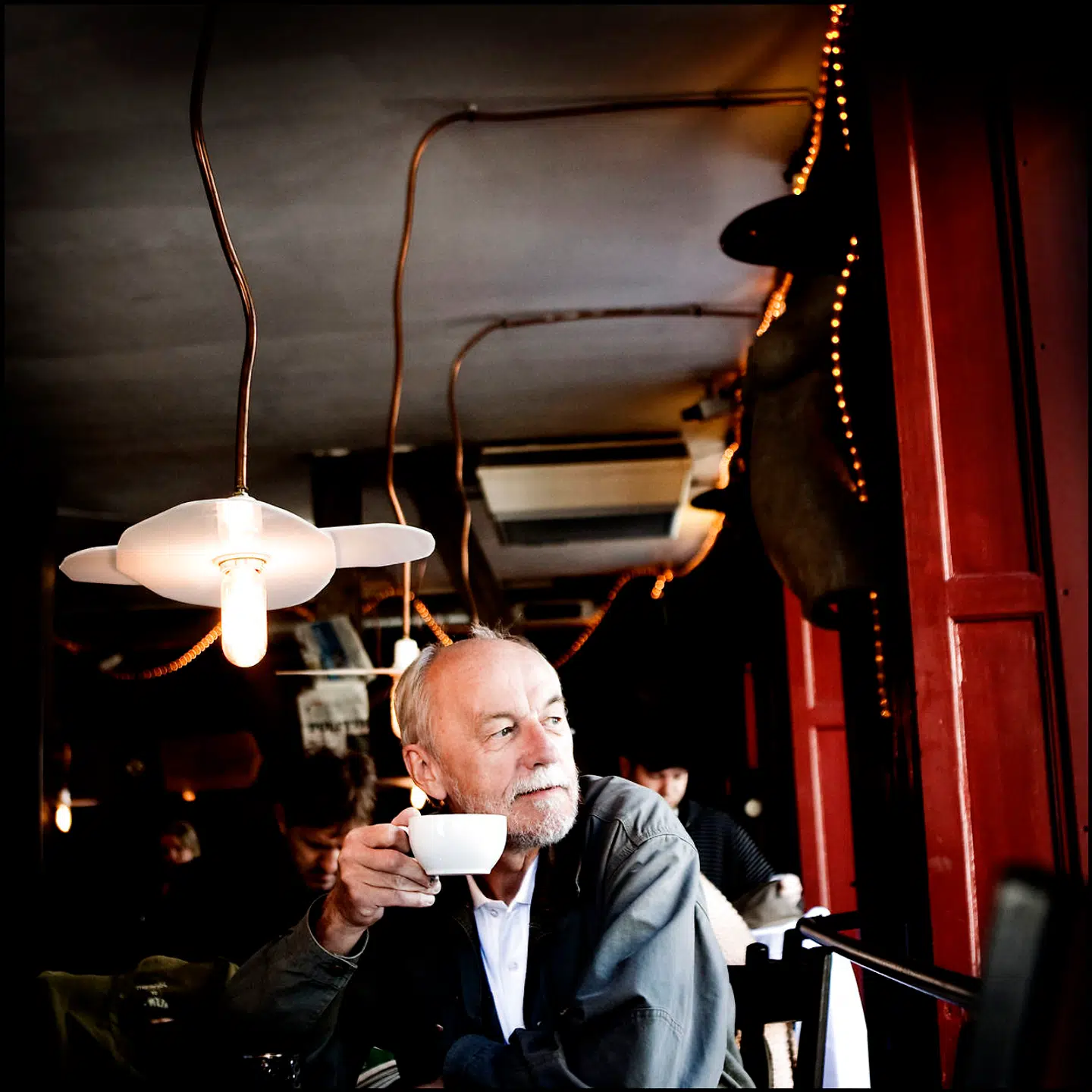 Flemming Flyvholm fungerede som mentor for mange journalister, og ofte foregik diskussionerne om journalistik på en café over en god kop kaffe.