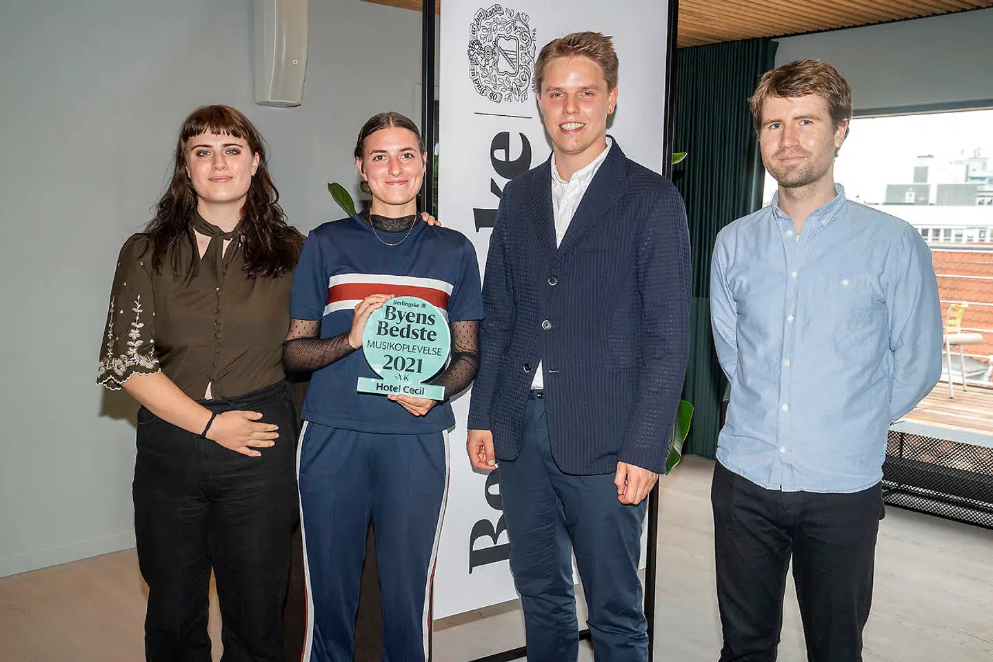 AOKs Byens Bedste Musikoplevelse gik til Hotel Cecil. Her ses daglig leder Kristian Aagaard sammen med resten af holdet.