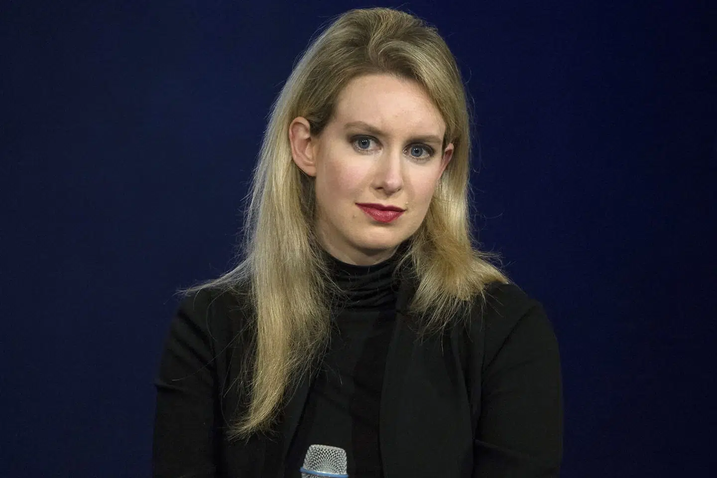 Elizabeth Holmes hævdede, at hun selv var bange for nåle. Det havde givet hende inspirationen til en idé, der skulle forandre verden.