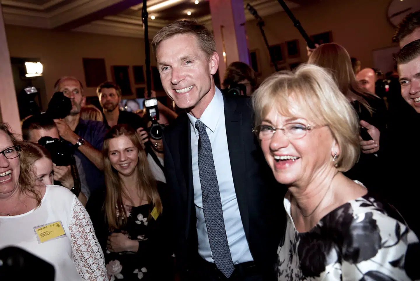 Kristian Thulesen Dahl og Pia Kjærsgaard ankommer glade til valgfest i Snapstinget på Christiansborg på valgdagen i 2015.
