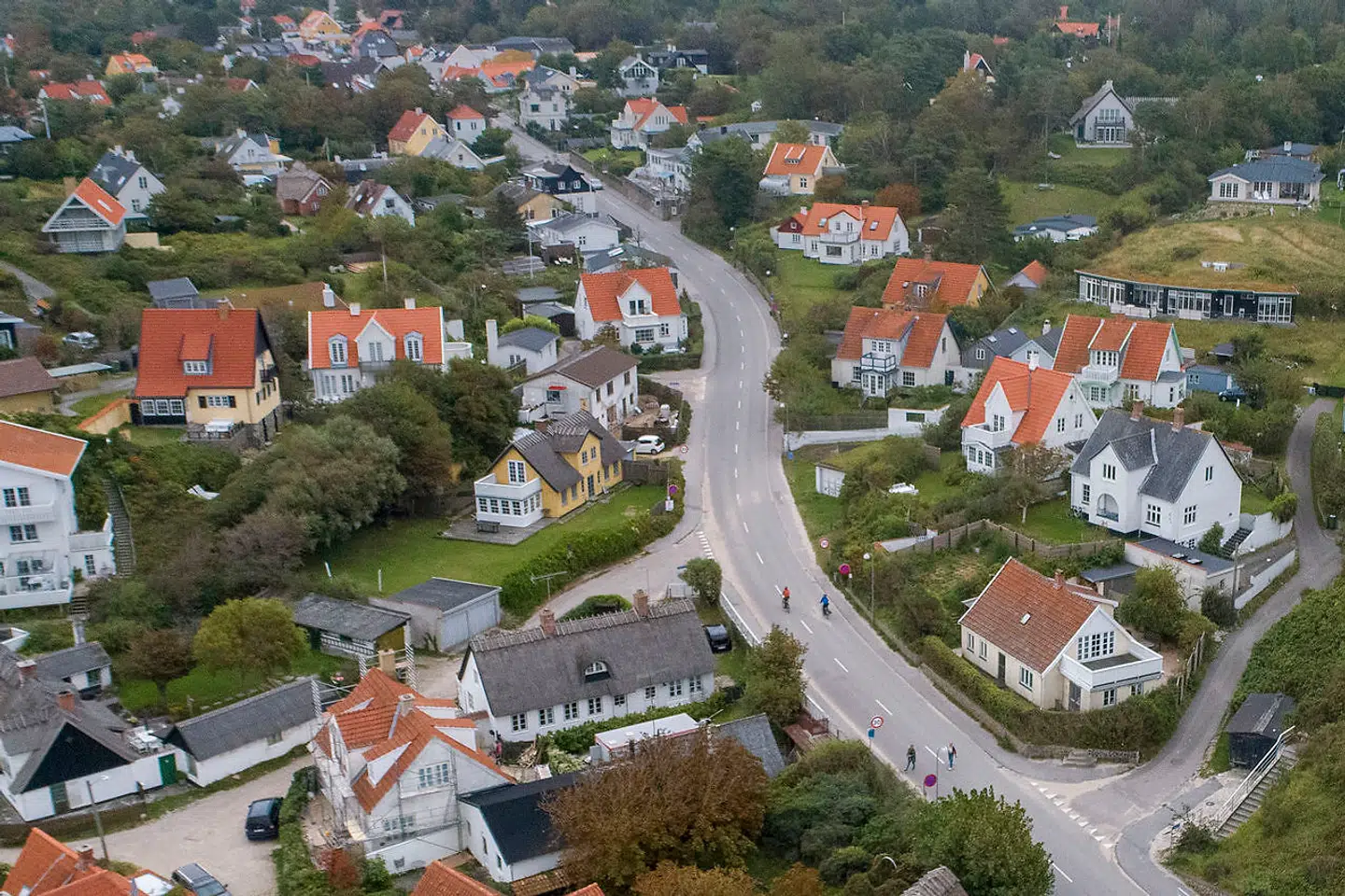 Næsten hver tiende helårsbolig i Tisvildeleje står ubeboet hen – et tegn på, at københavnere udnytter en finte for at få billig adgang til den attraktive ferieby.