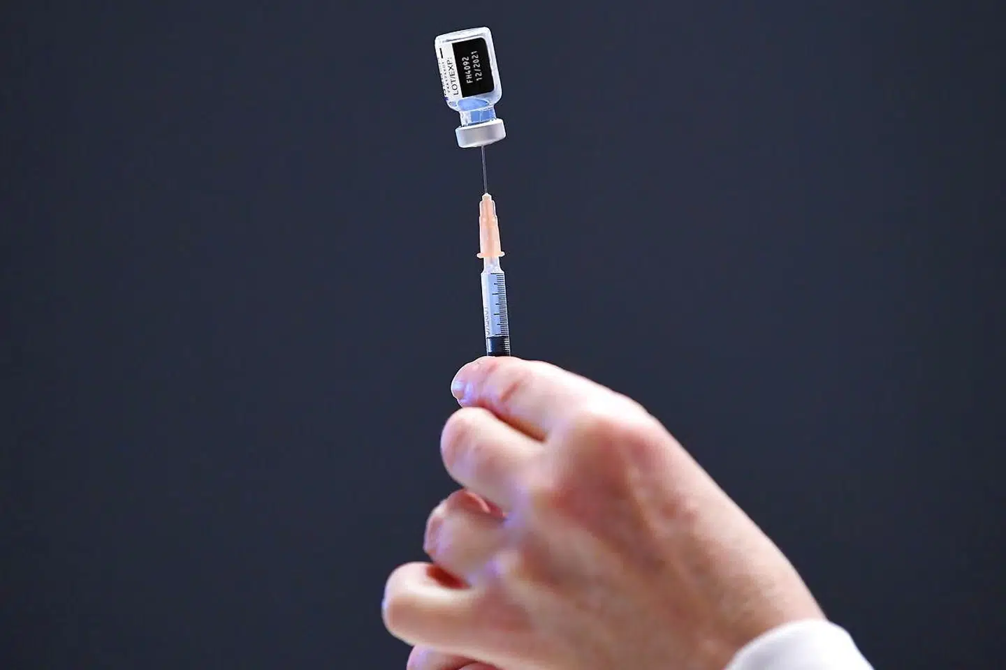 »Reelt har disse vaccinationsnægtere fået licens til drab ligesom James Bond, fordi covid-19 er en potentielt dødelig sygdom, som indtil videre ikke kan behandles specifikt, men kun med støttende behandlinger,« skriver Finn Gyntelberg og Ole Kamstrup i nedenstående læserbrev.