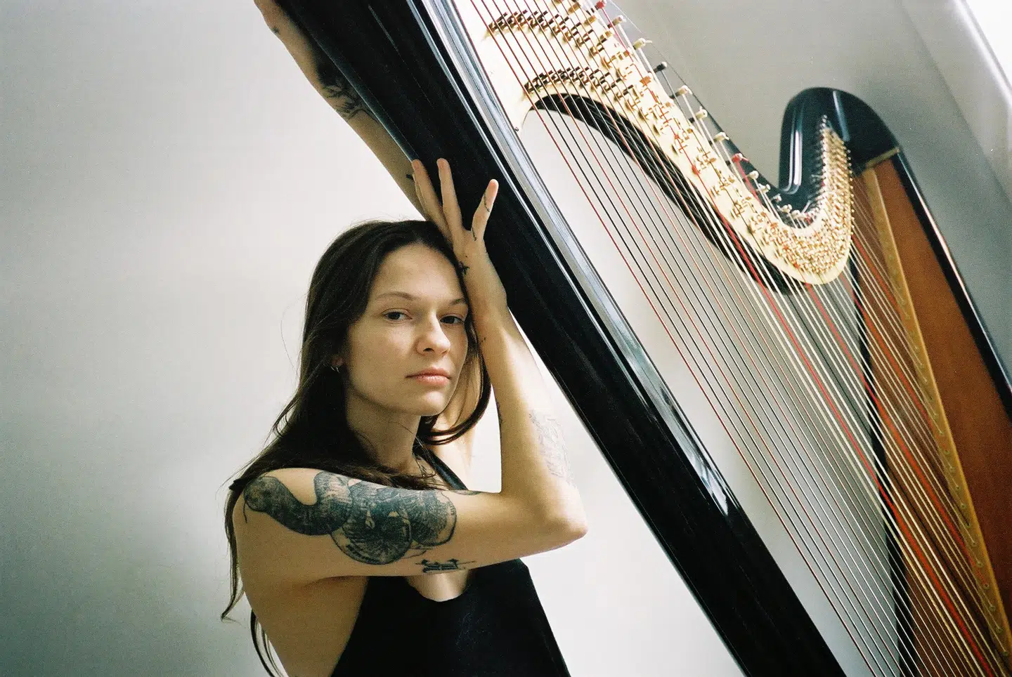Selma Judith synger og spiller klassisk harpe. Den danske musiker har tidligere udtalt, at hun blandt andet gav sig i kast med harpen, fordi hun havde lyttet til indie-ikon og multiinstrumentalist Joanna Newsom, som også er kendt for sit harpespil.