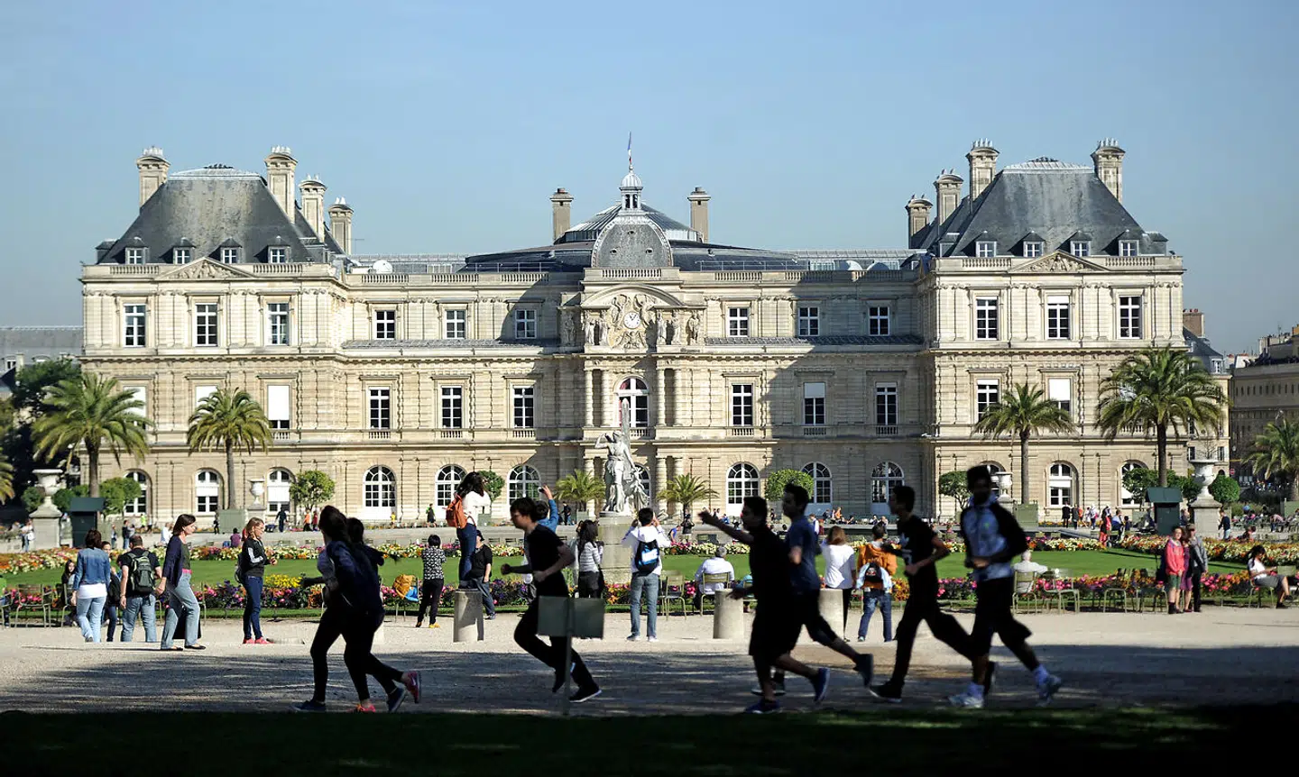 Jardin de Luxembourg, der omgiver det franske senat, er et af Paris' mest fredfyldte åndehuller. Men inden for murene, i barokpalæet, hersker der alt andet end idyl.