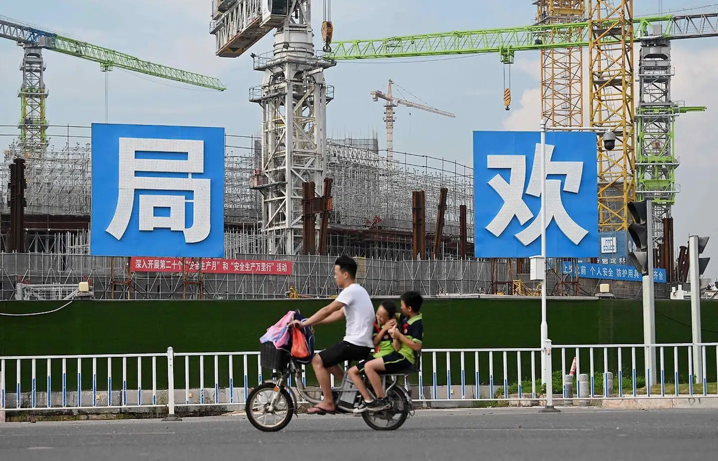 Den kinesiske ejendomsgigant Evergrande er tæt på at gå i betalingsstandsning, og lige nu er det uklart, hvilke konsekvenser det får for resten af verden. Lader den kinesiske regering virksomheden gå ned med et brag, kan det skabe turbulens i hele verden.