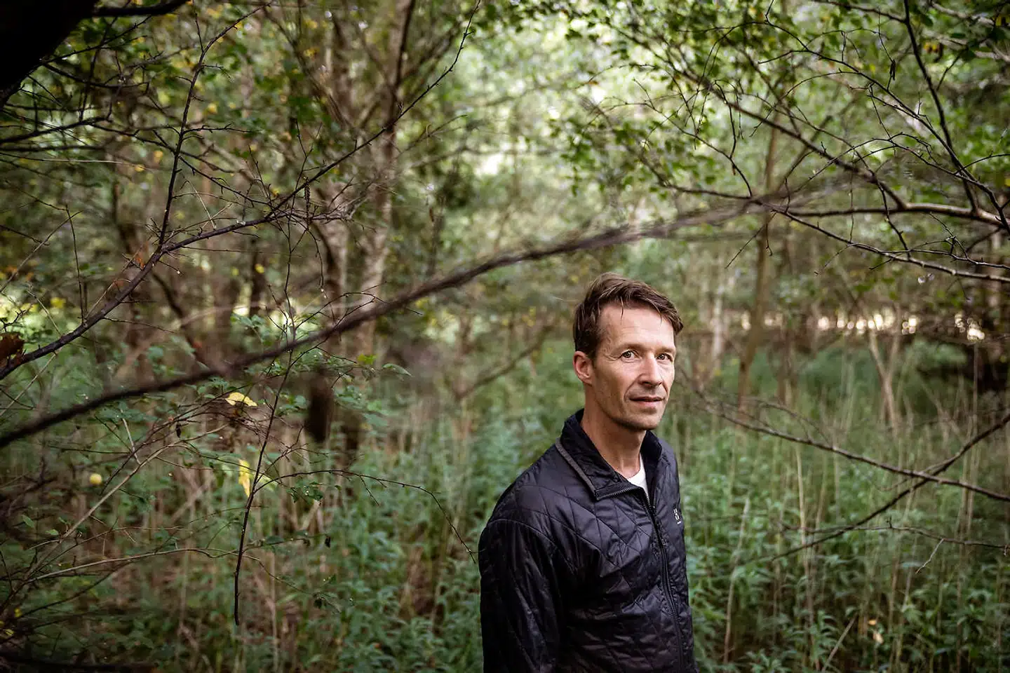Peter Haugaard er nabo til en haveforening i Allerød og oplever, at foreningens beboere går ind på hans grund og besørger på hans grund. Et problem, der har stået på længe.
