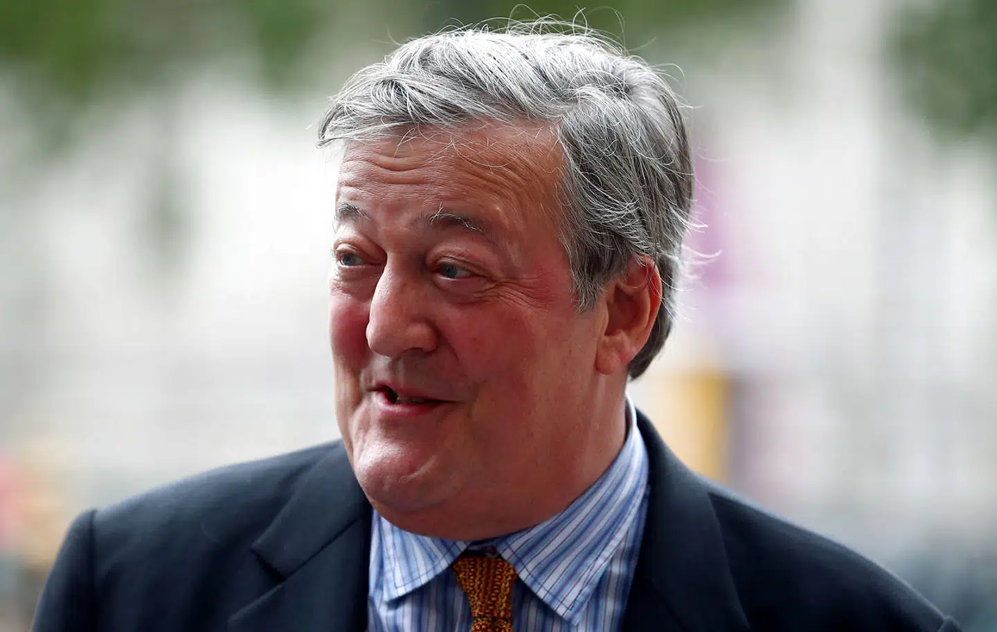 Stephen Fry er mest kendt som skuespiller, men den Cambridge-uddannede englænder har også stor succes som forfatter og TV-vært.