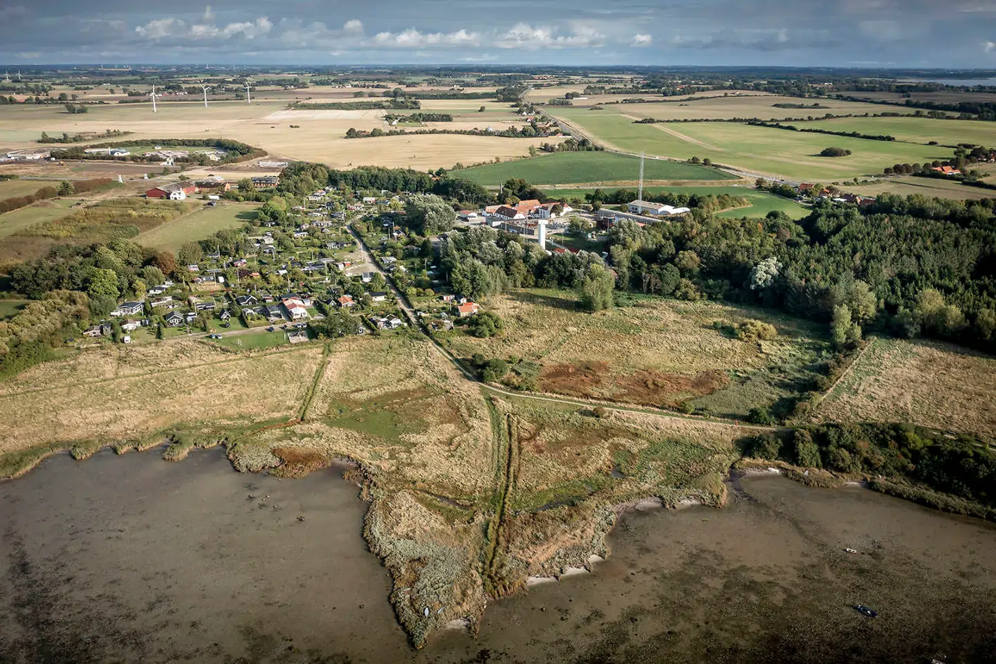 Et forurenet vandløb, fotograferet fra drone, indeholder PFOS ifølge formand for Korsør Kogræsser- og Naturplejeforening, Kenneth Nielsen, omkring Noret ved Korsør, torsdag den 16. september 2021.. Formand for Korsør Kogræsser- og Naturplejeforening, Kenneth Nielsen, fortæller, at der i det vandløb, hvor det forurenet vand løber ud i Noret, indeholder omkring 2, 1 millioner nanogram PFOS. Til sammenligning må der maksimalt to nanogram per liter drikkevand. PFOS blev tidligere brugt i blandt andet brandskum. I foråret kom det frem, at det giftige fluorstof PFOS, havde spredt sig fra brandskolen til en mark, hvor køer fra Korsør Kogræsserforening var blevet forgiftet. Børn og voksne, der har spist af kødet, har siden fået målt forhøjede PFOS-værdier.. (Foto: Mads Claus Rasmussen/Ritzau Scanpix)
