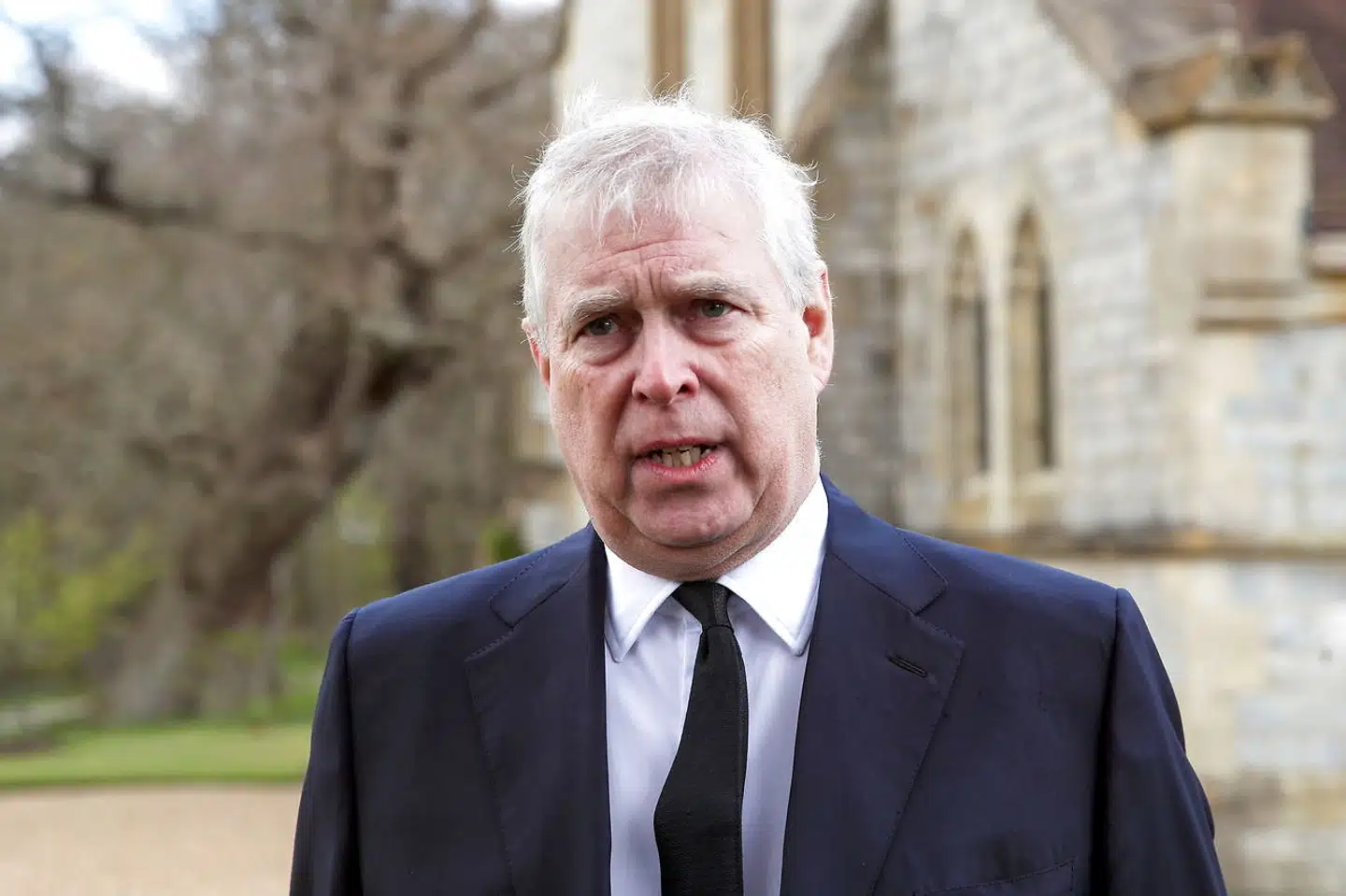 Prins Andrew blev fritaget for alle sine royale forpligtelser sidste forår. Selv da hans datter blev gift, var han ikke med på de officielle bryllupsbilleder.
