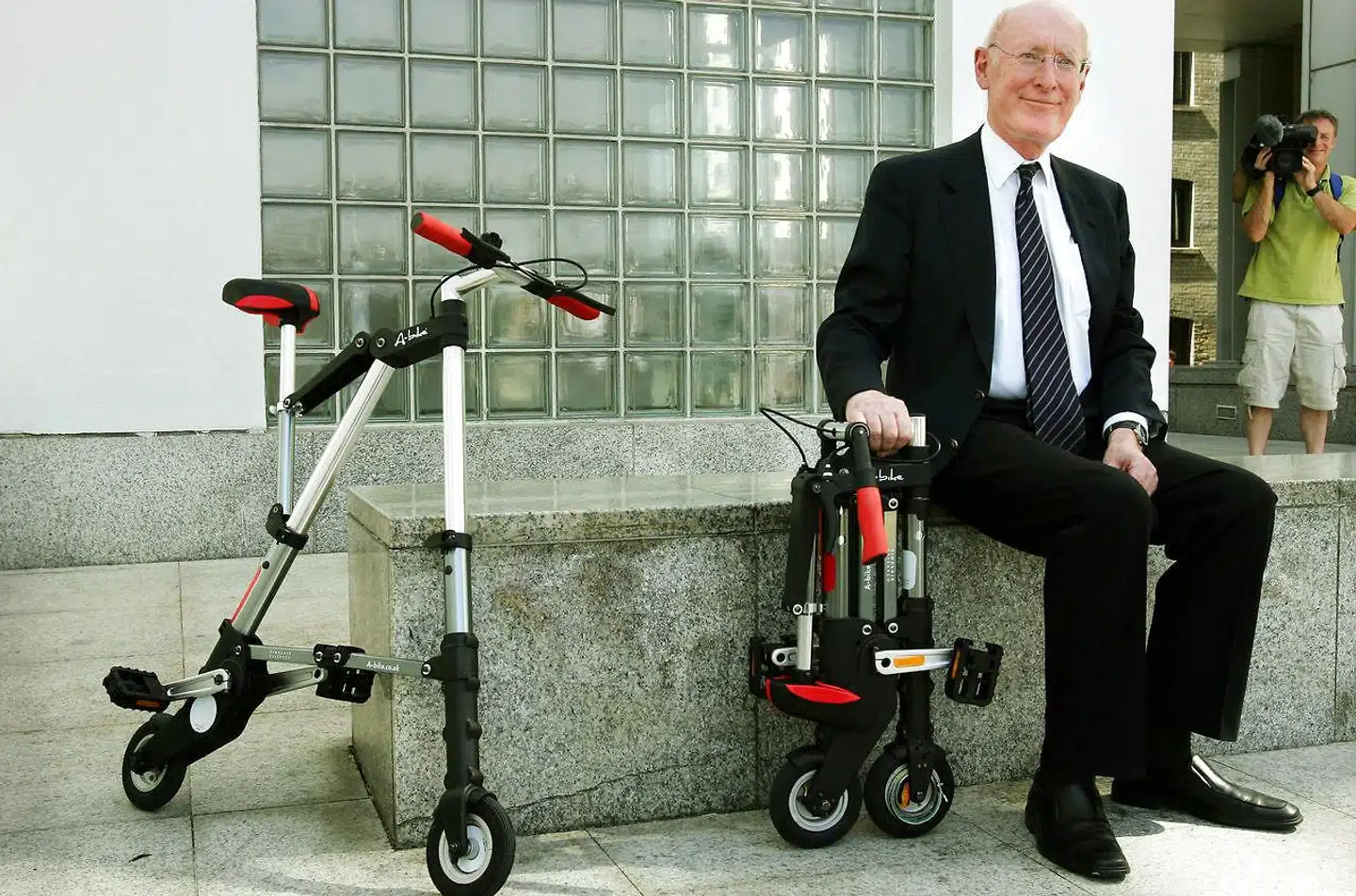 Den britiske opfinder Clive Sinclair gjorde hjemmecomputeren til hvermandseje, men udtænkte blandt andet også denne cykel, der kunne foldes sammen, og stod bag den første, ægte lommeregner.