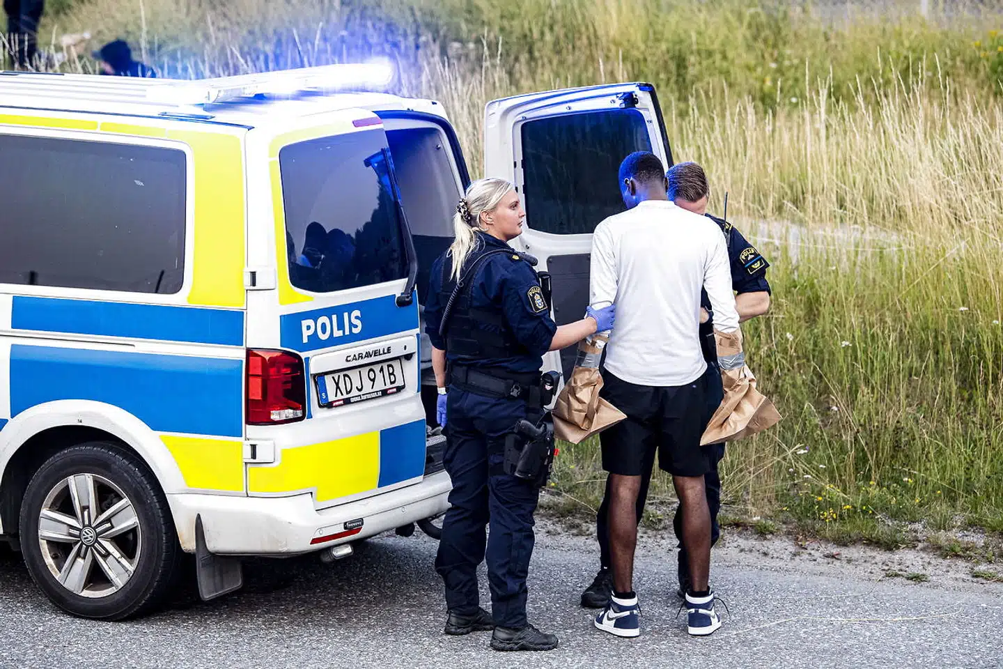 Denne sommer har været særdeles blodig i Sverige. Her anholder svensk politi personer, der mistænkes for at stå bag skuddene, der ramte to små legende børn.