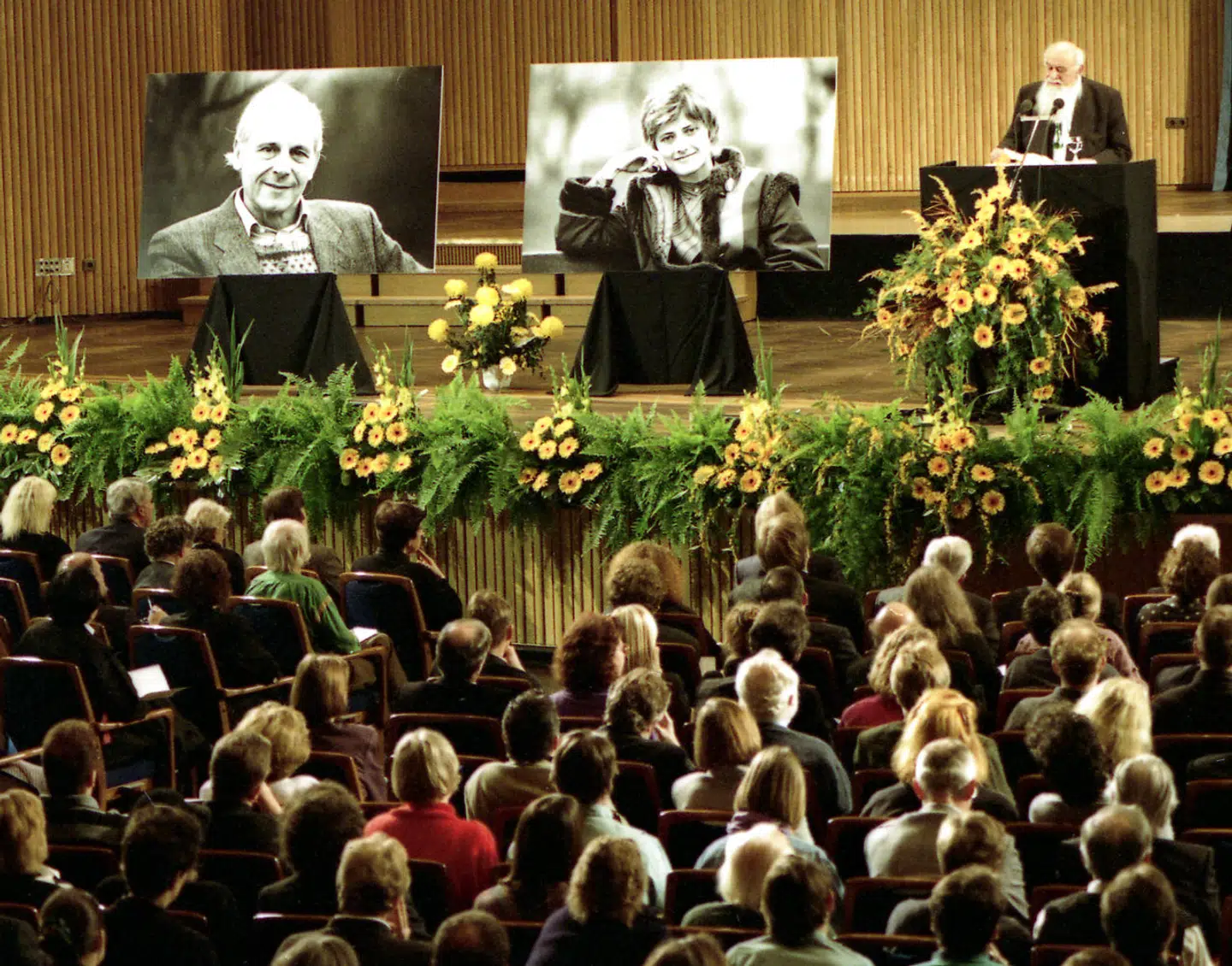 Sådan skaber man en romantisk myte: Ved den officielle mindehøjtidlighed stod billederne af Petra Kelly og Gert Bastian side om side. »Kære Petra, kære Gert,« sagde talerne til de to døde. Myten har været med til at gøre Petra Kelly ufarlig. En ny bog rusker nu op i den blodige og brutale historie, som tyskerne helst ser begravet.