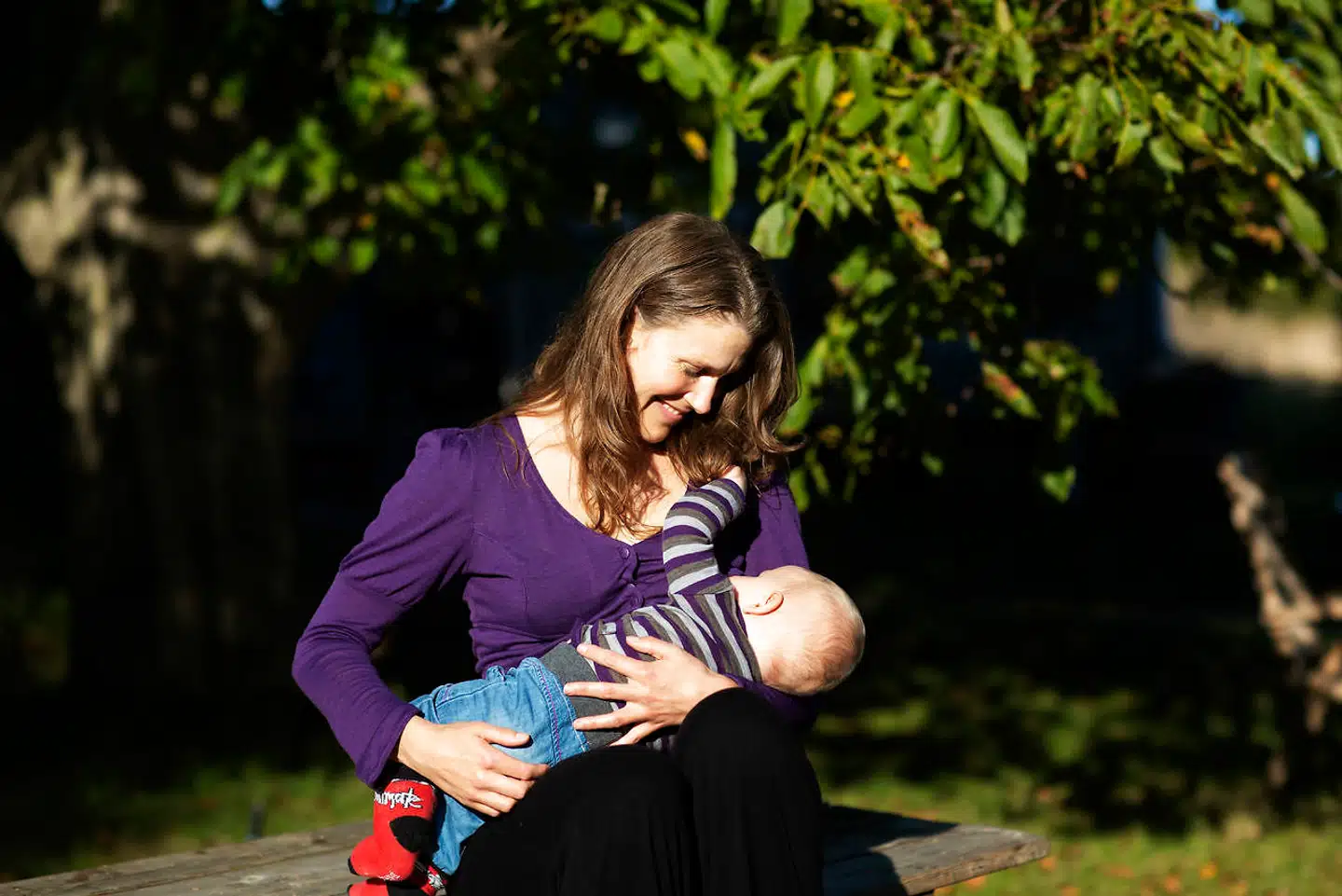 Ina Lykke Schmidt mener ikke samfundet skal blande sig i, hvem der tager barslen. Her er hun med sit fjerde barn, Thyra, på syv måneder.