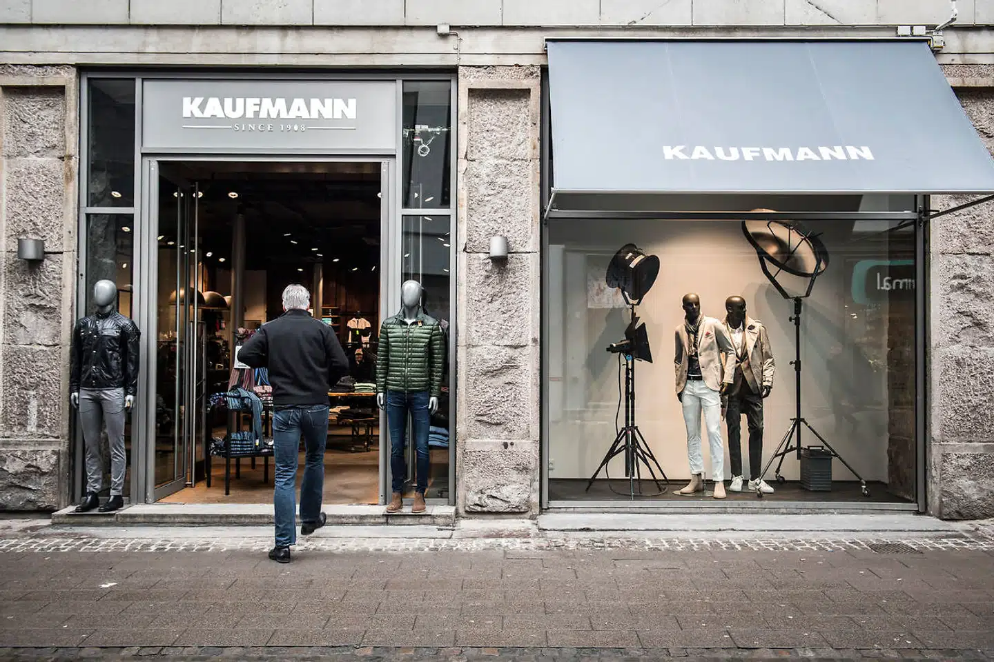 Herretøjsforretningen Kaufmann har fået en bøde på 3,7 millioner kroner for at have delt oplysninger om priser og tilbudskampagner med en konkurrerende tøjkæde.