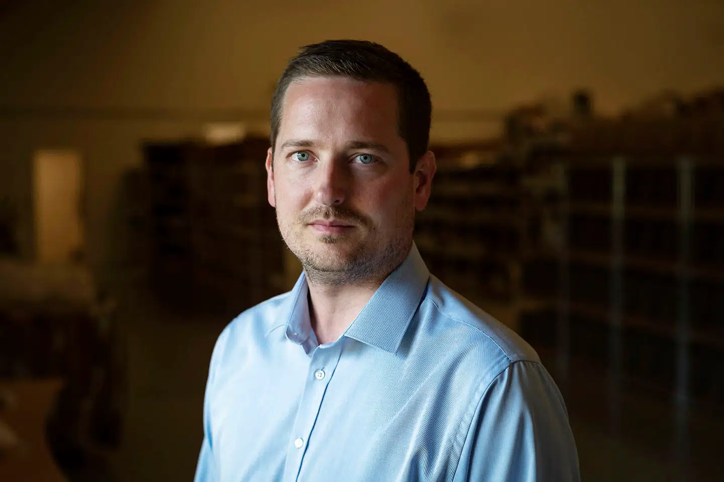 Dennis Drejer er 32 år. Lige efter gymnasiet i 2008 var han med til at starte webshoppen Cykelpartner.dk op. Her arbejdede han som it-chef frem til 2014, hvor han stiftede Rito, som sælger garn, stof og kreaudstyr i seks lande.