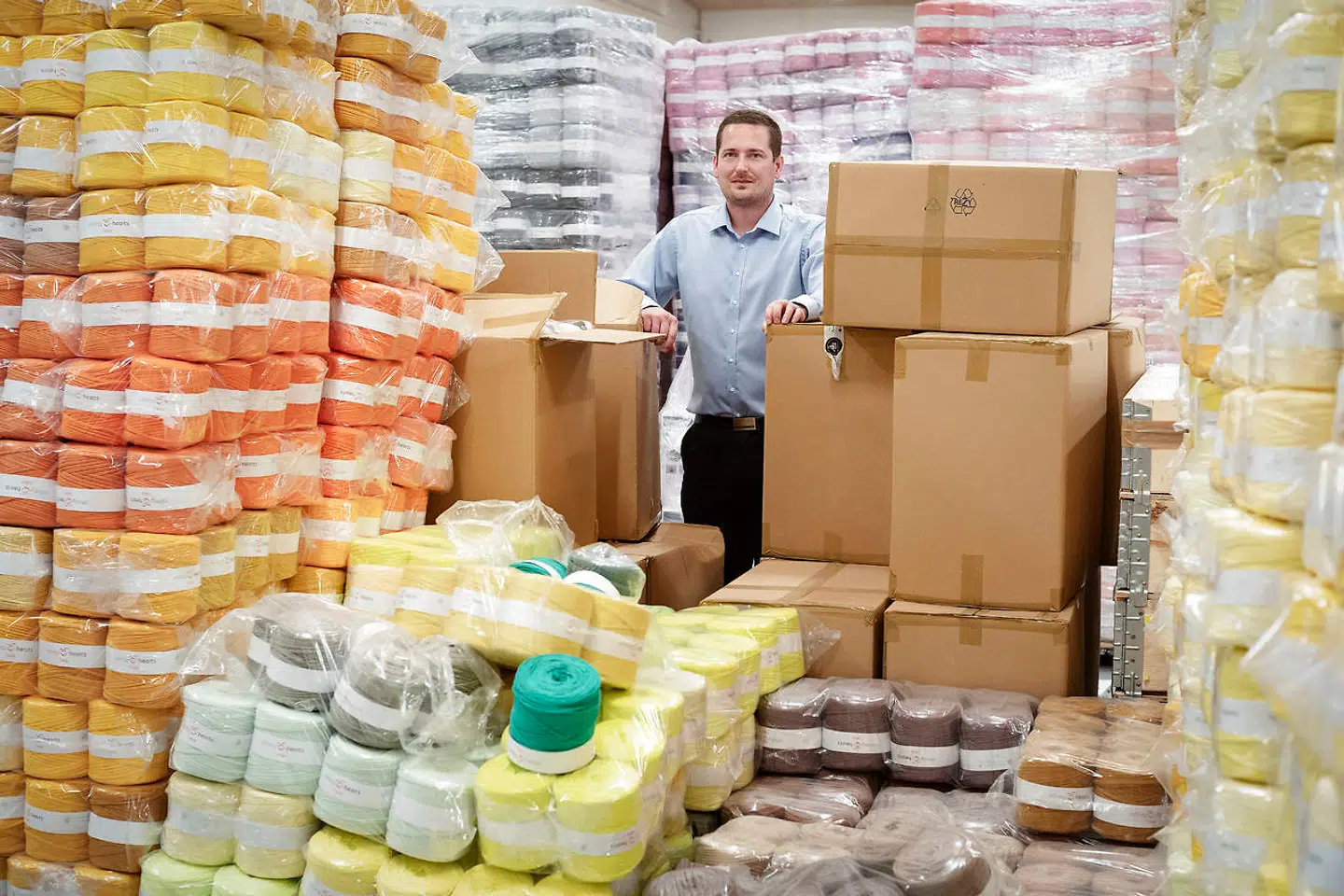 Lige nu er garn til strikning det store hit hos Rito. Men Dennis Drejer oplever, at hækling er ved at blive lige så populært som strikning, og så ser han et stort potentiale i at sælge stof fremover, fordi flere og flere syr deres eget tøj. Stof i metermål bliver lige så stort som garn hos Rito, spår han.