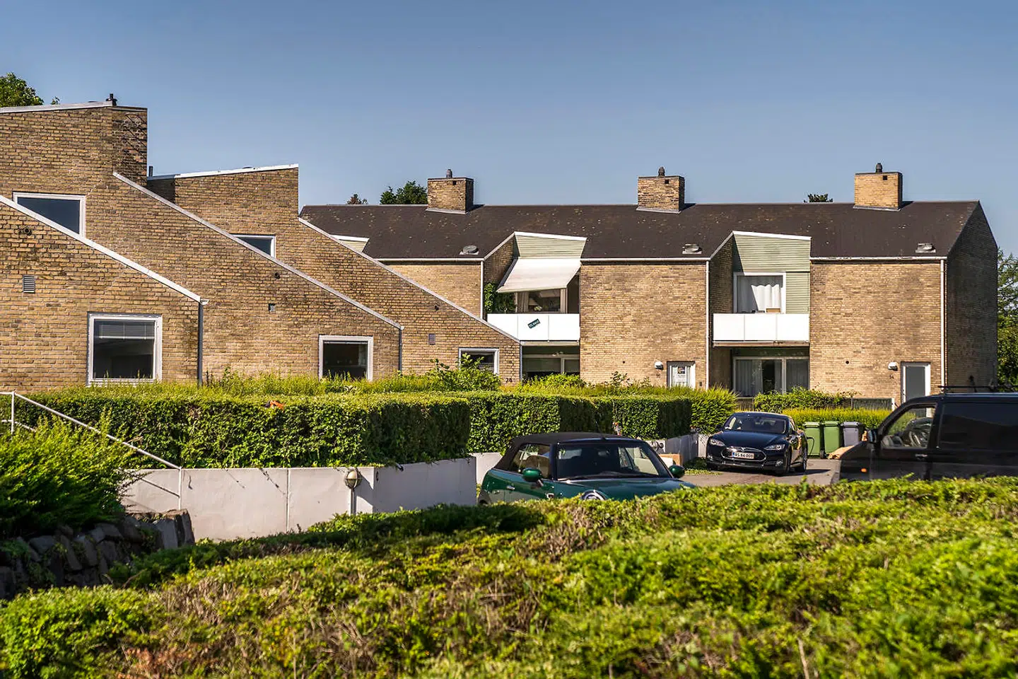 Arne Jacobsen havde sin tegnestue i sit hus i Sølyst bebyggelsen syd for Bellevue. De beskedne, skæve og artistisk formgivne huse afviger på mange måder fra Jacobsens foretrukne bygningstyper, men de har en venlighed og en præcision, der stadig i dag gør indtryk.