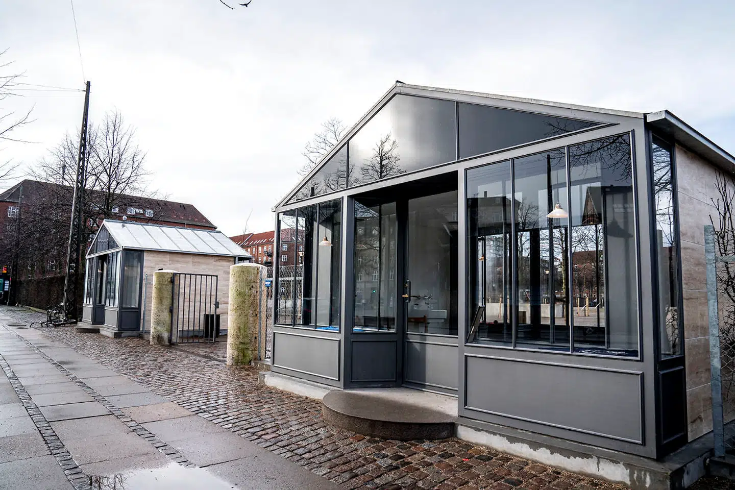 Ved hovedindgangen ud mod Enghavevej kan man studere Arne Jacobsens to glasboder, som den nyuddannede arkitekt tegnede i 1920erne. De blev revet ned i 70erne, men er nu genopført.