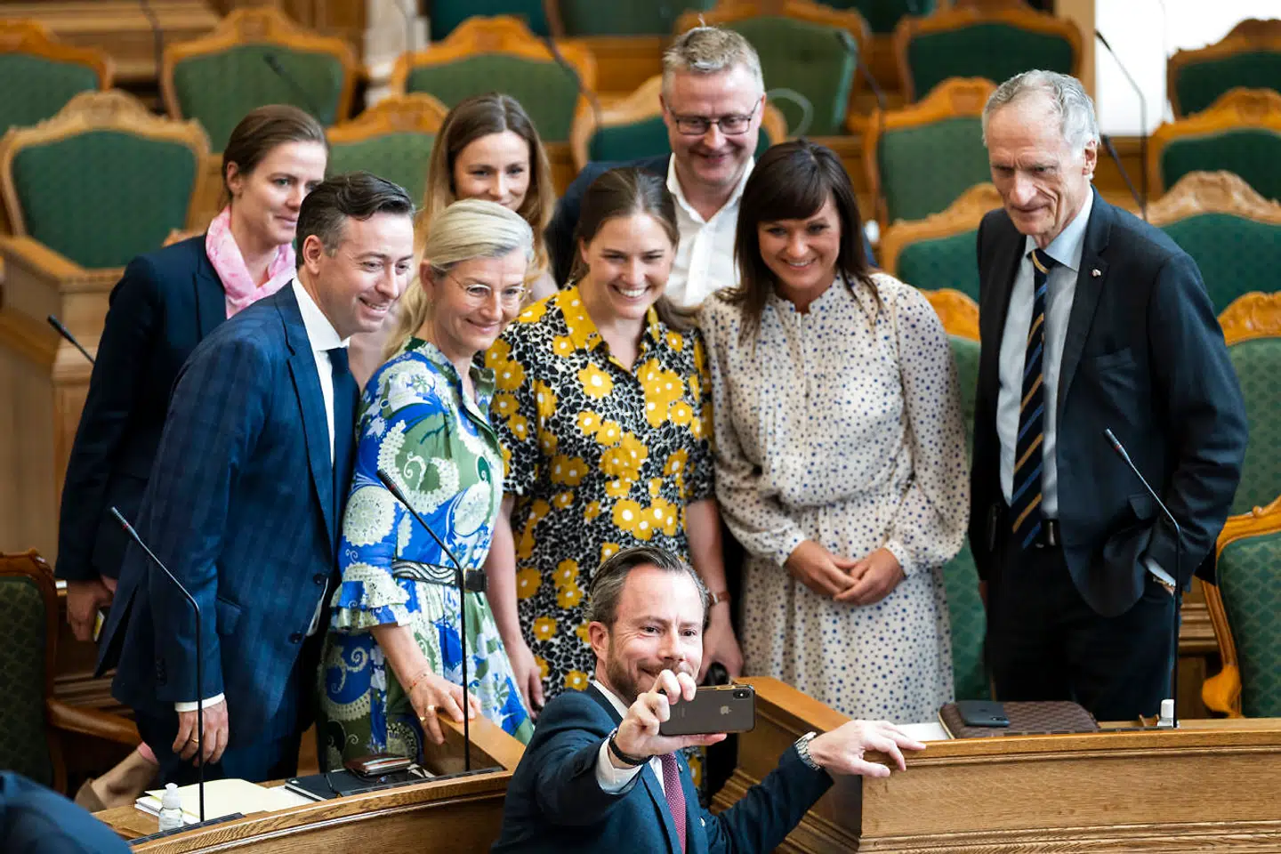Venstre er blevet mødt af hård kritik fra de øvrige borgerlige partier for at bakke op om forslaget, fordi det indeholder 11 ugers øremærket barsel til både mødre og fædre.