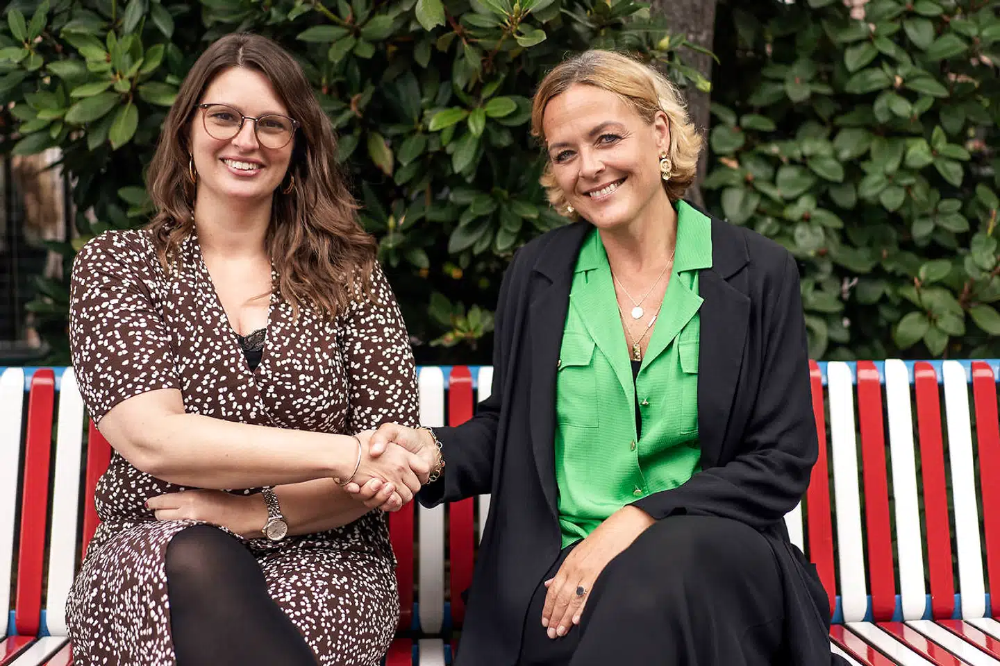 FH-næstformand Majbritt Berlau (tv.) og viceadministrerende direktør Pernille Knudsen fra Dansk Arbejdsgiverforening har givet hånd på, at fædre nu skal tage mindst 11 ugers barsel – ellers mister de nybagte forældre barselsugerne.