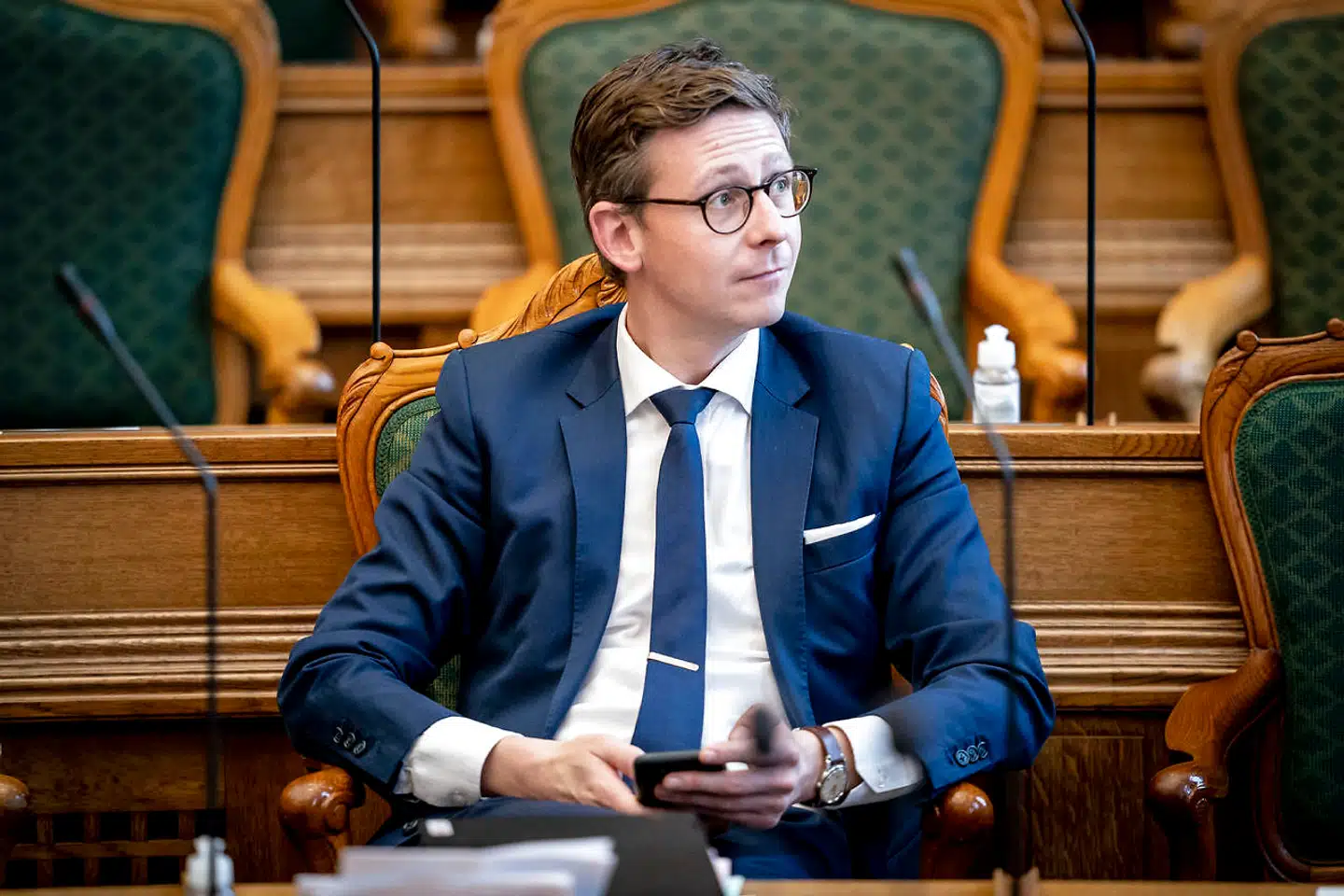 Venstre står alene i blå blok med opbakning til ny aftale om barsel, der øremærker 11 uger til hver forælder. Gruppeformand Karsten Lauritzen (V) køber ikke kritikken fra den resterende del af blå blok.