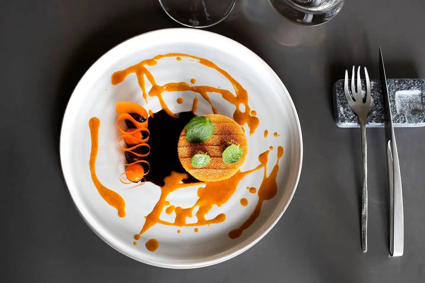 Madeirasaucen tog desværre magten fra spædkalven i hovedretten, som også bød på gulerødder i forskellige konsistenser.