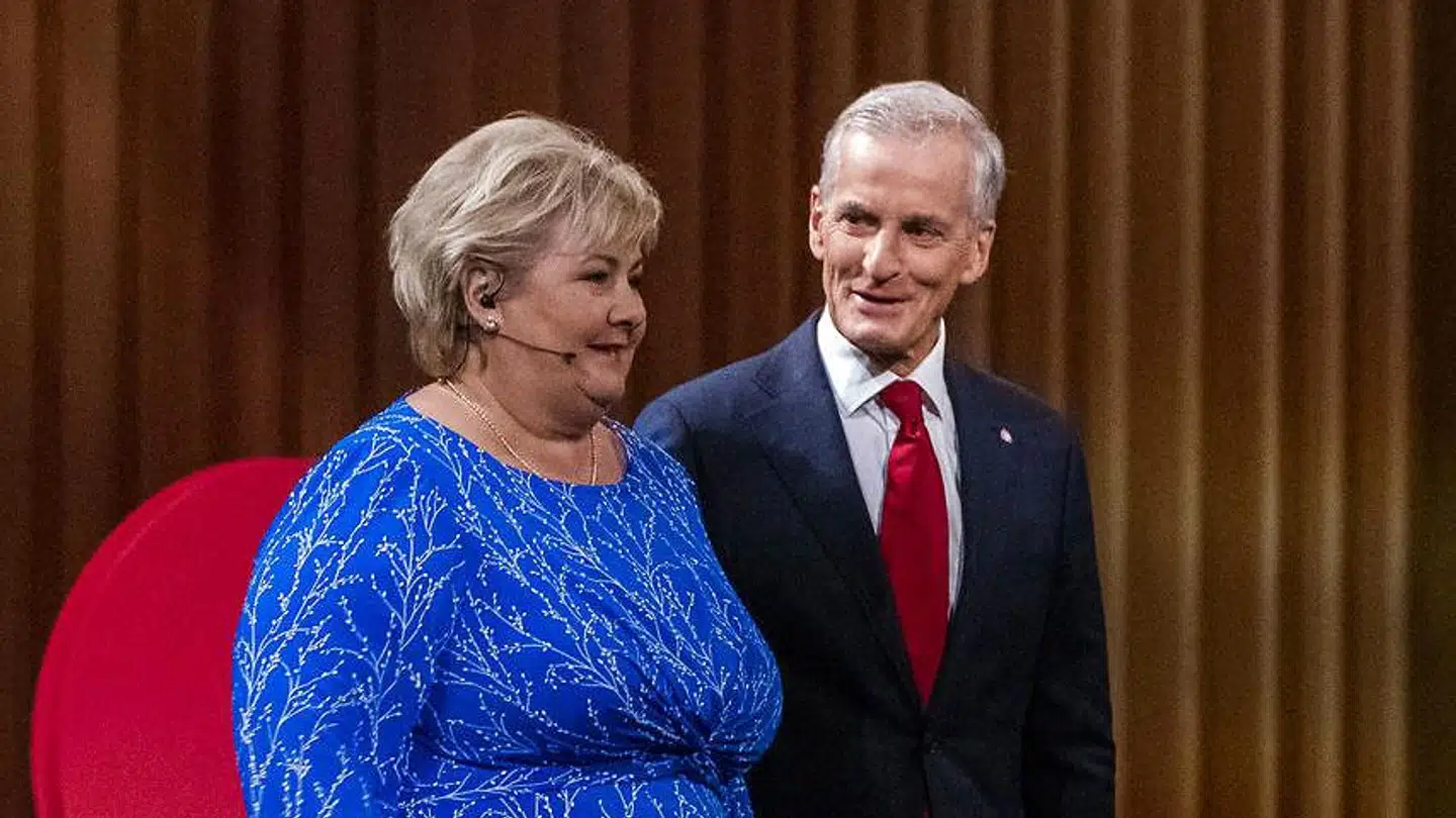 Høyre-leder Erna Solberg og Arbeiterpartiets leder Jonas Gahr Støre før en partilederdebatten på NRK fra Stormen konserthus i Bodø fredag aften. Nu må Solberg overlade statsministerposten til Støre. Foto: Håkon Mosvold Larsen / NTB