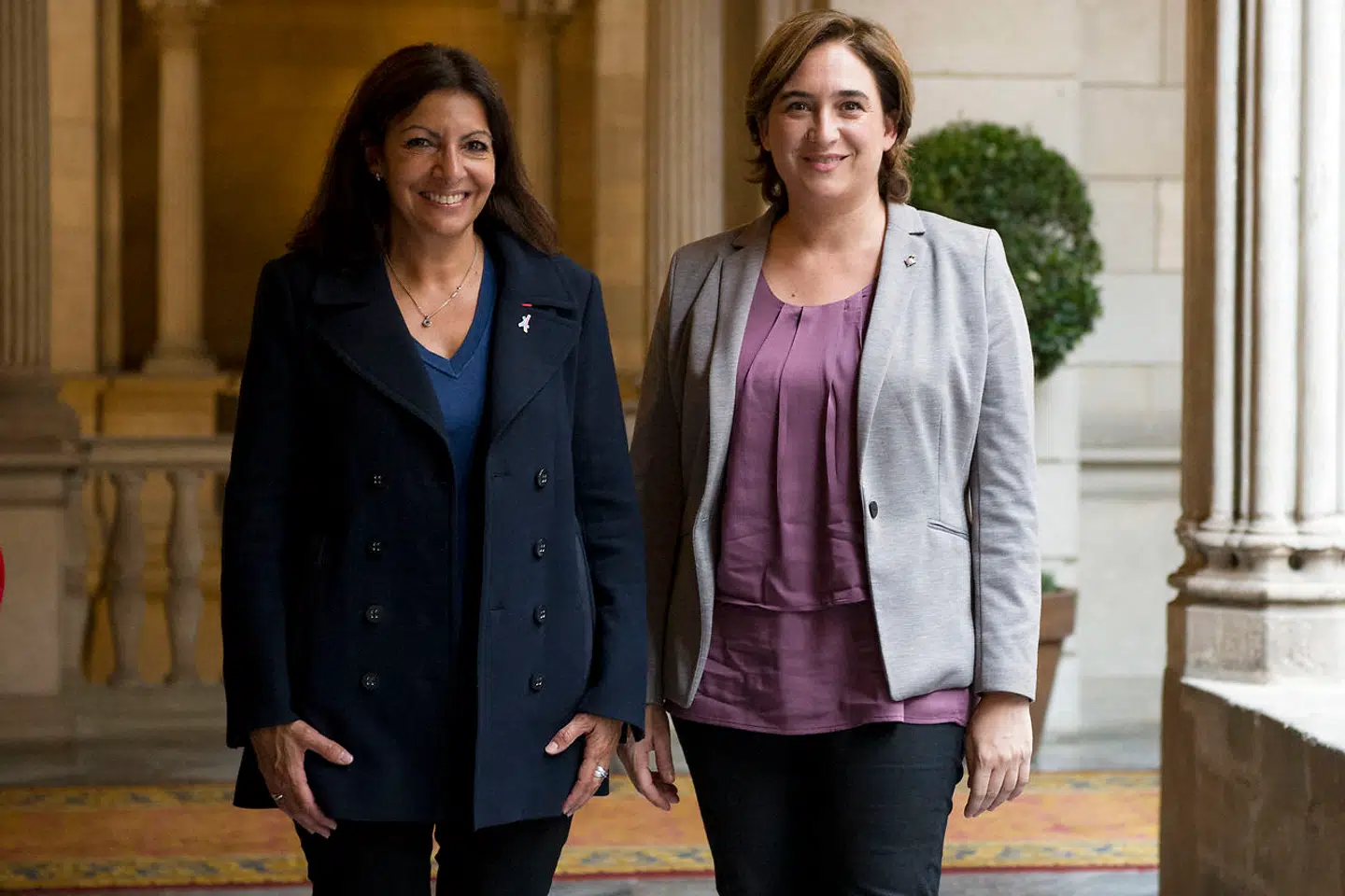 Anne Hidalgo på besøg hos sin kollega i Barcelona, den tidligere boligaktivist og BZer Ada Colau. Den socialistiske politiker er med sin markante grønne profil blevet set som en del af opgøret med de traditionelle partier i mange sydeuropæiske storbyer.