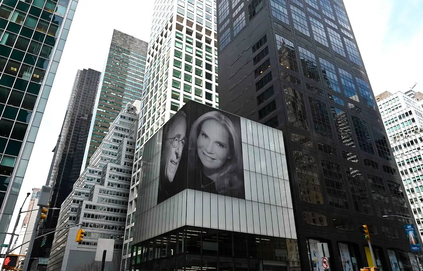 Efter skilsmissen fra sin hustru gennem 59 år, Linda Macklowe, viste ejendomsudvikleren Harry Macklowe sig selv og sin nye 18 år yngre hustru, Patricia Landeau, på en storskærm på en af sine ejendomme i New York.