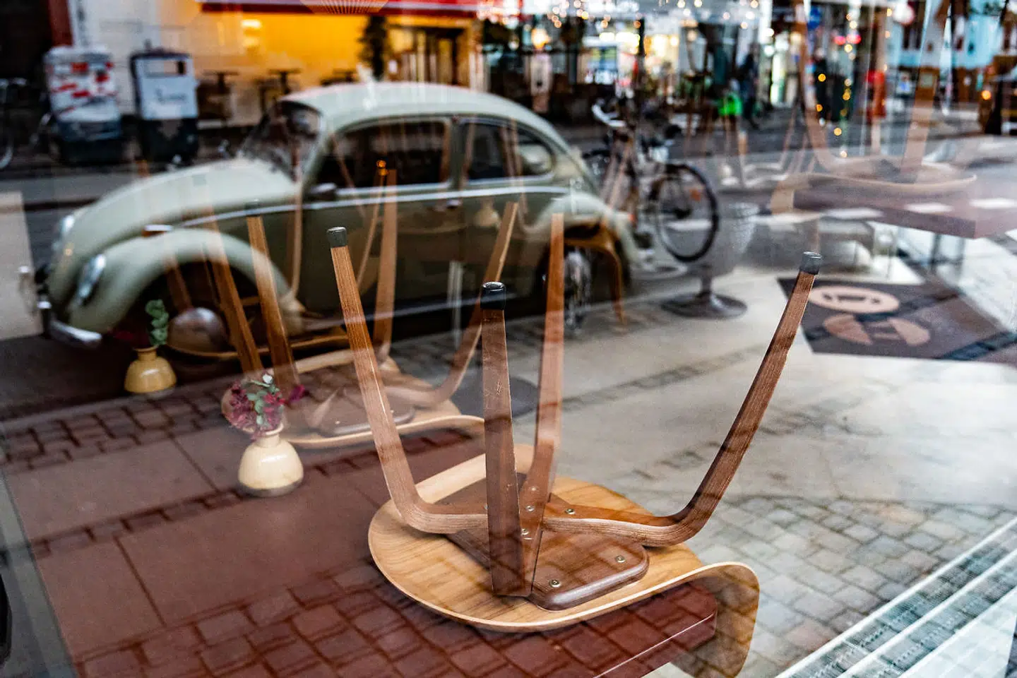 Efter genåbningen i maj er beskæftigelsen buldret derudad, og ledigheden er dykket kraftigt. Nu skal vi have de sidste ledige i job, så ikke mindst restauranterne kan få nok personale, og flere af dem ikke behøver at holde lukket på udvalgte dage.