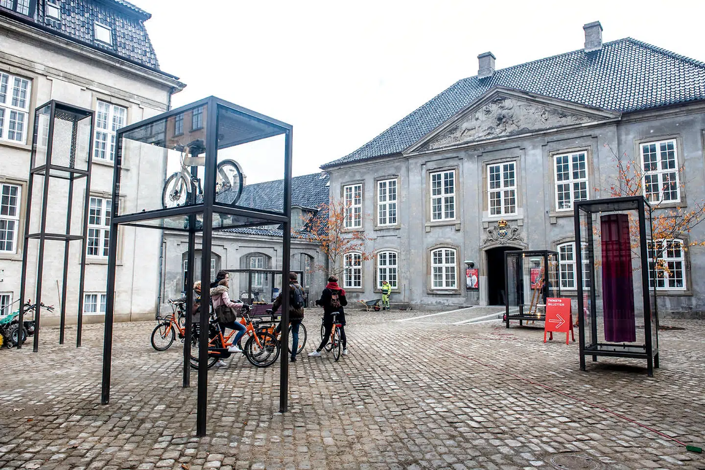 For nogle år siden opgraderede Designmuseum Danmark pladsen ud mod Bredgade. Som led i samme tankegang vælger man nu at bruge de udendørs kvadratmeter i Grønnegården mere aktivt.