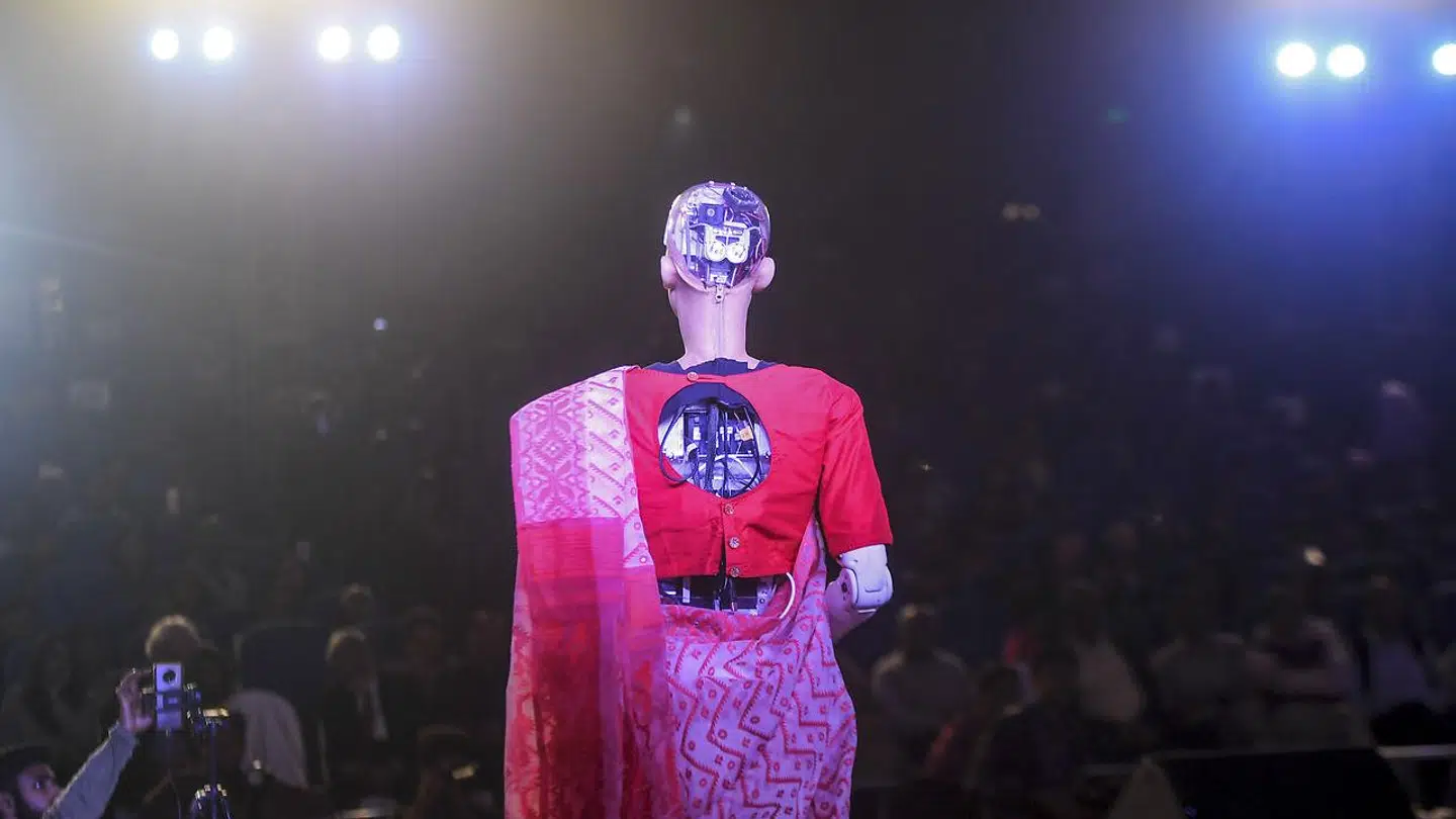 Kunstig intelligens er ikke kun robotter som denne menneskelignende Sophia. Denne type software, der lærer sig selv at blive klogere, bruges mere og mere, og derfor er der også fokus på at styre brugen af den.