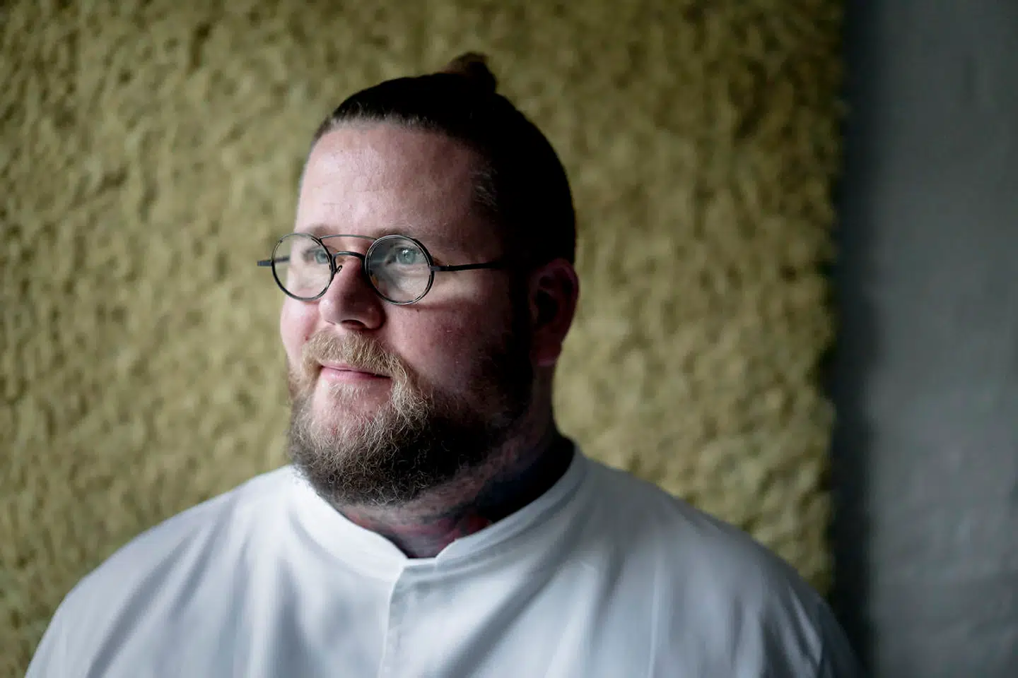 Kokken Eric Vildgaard har taget turen over blandt andet Tinggården, Almanak og Noma, før han åbnede sin Restaurant Jordnær i Gentofte, der med to Michelin-stjerner har etableret sig helt i toppen af den danske restaurantscene.