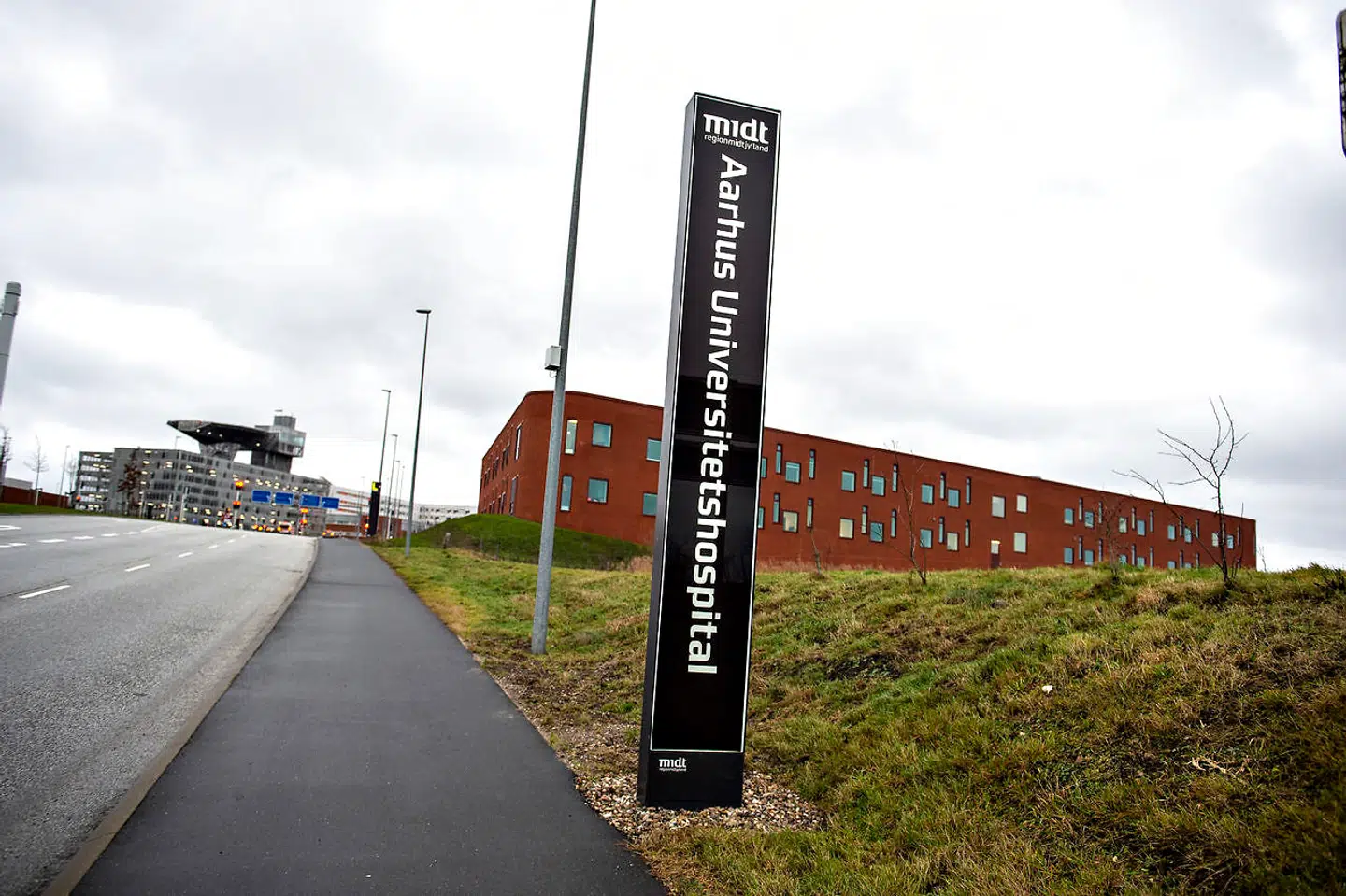 Smitten med RS-virus stiger, og det presser nogle af hospitalernes børneafdelinger. På Aarhus Universiteteshospital har man blandt andet været nødt til at henvise patienter til andre hospitaler samt aflyse planlagte operationer mandag.