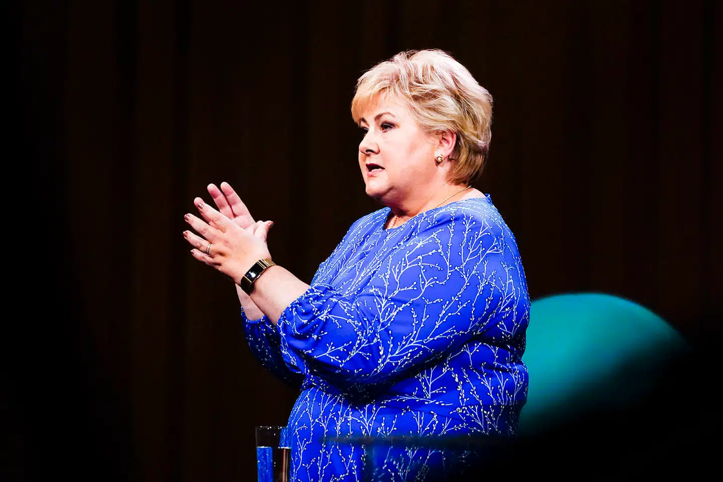 Erna Solberg fra Høyre under partilederdebatten på NRK. Hun kæmper hårdt for at fastholde magten.