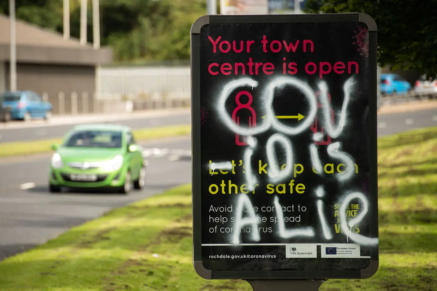 »Covid er en løgn,« står der på et skilt i Rochdale i udkanten af Manchester, England. Trods overvældende videnskabelig evidens for coronavirussens eksistens og vaccinernes effektivitet vælger et overraskende stort antal mennesker at betvivle videnskaben, ofte på baggrund af politiske overbevisninger. »Denialism« – ideologisk fornægtelse – kalder man fænomenet.