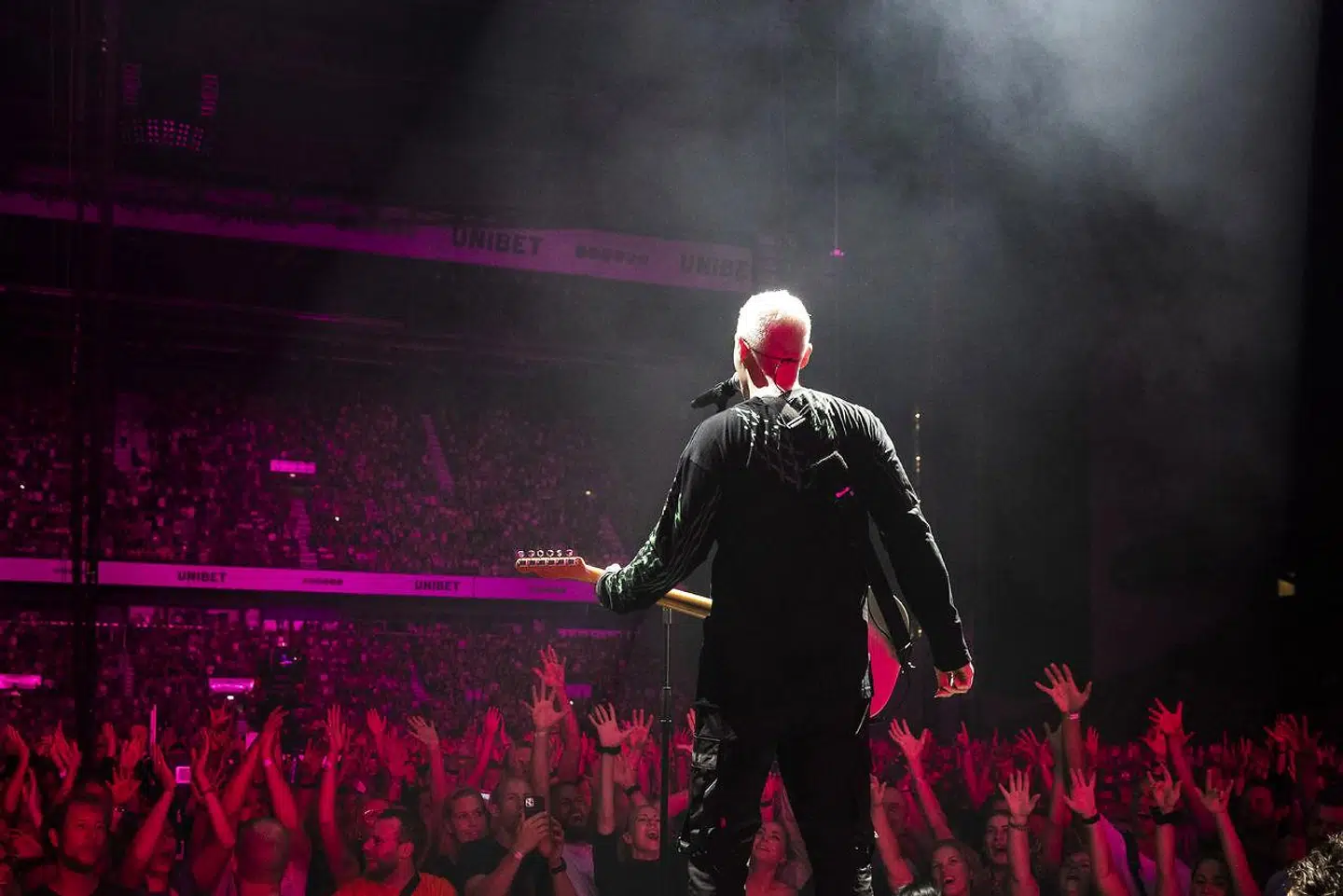 Forsanger Niels Brandt havde publikum med sig under hele koncerten.