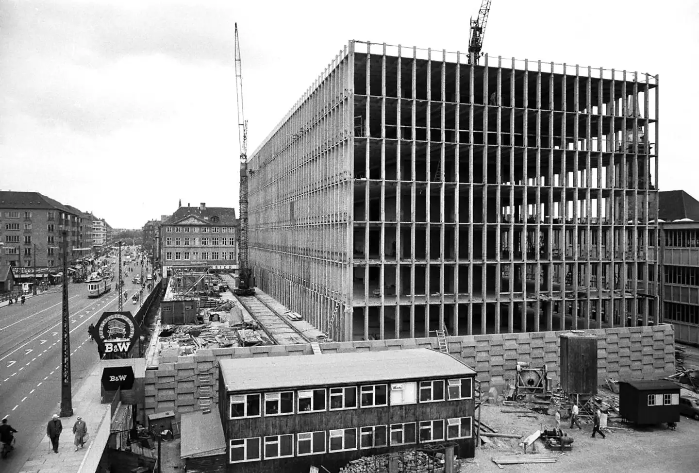 »Burmeister & Wain's Administrationsbygning(Ørkenfortet) under opførelse ved Knippels Bro«, stod der i Berlingske Tidende i 1960, inden bygningen stod færdig.
